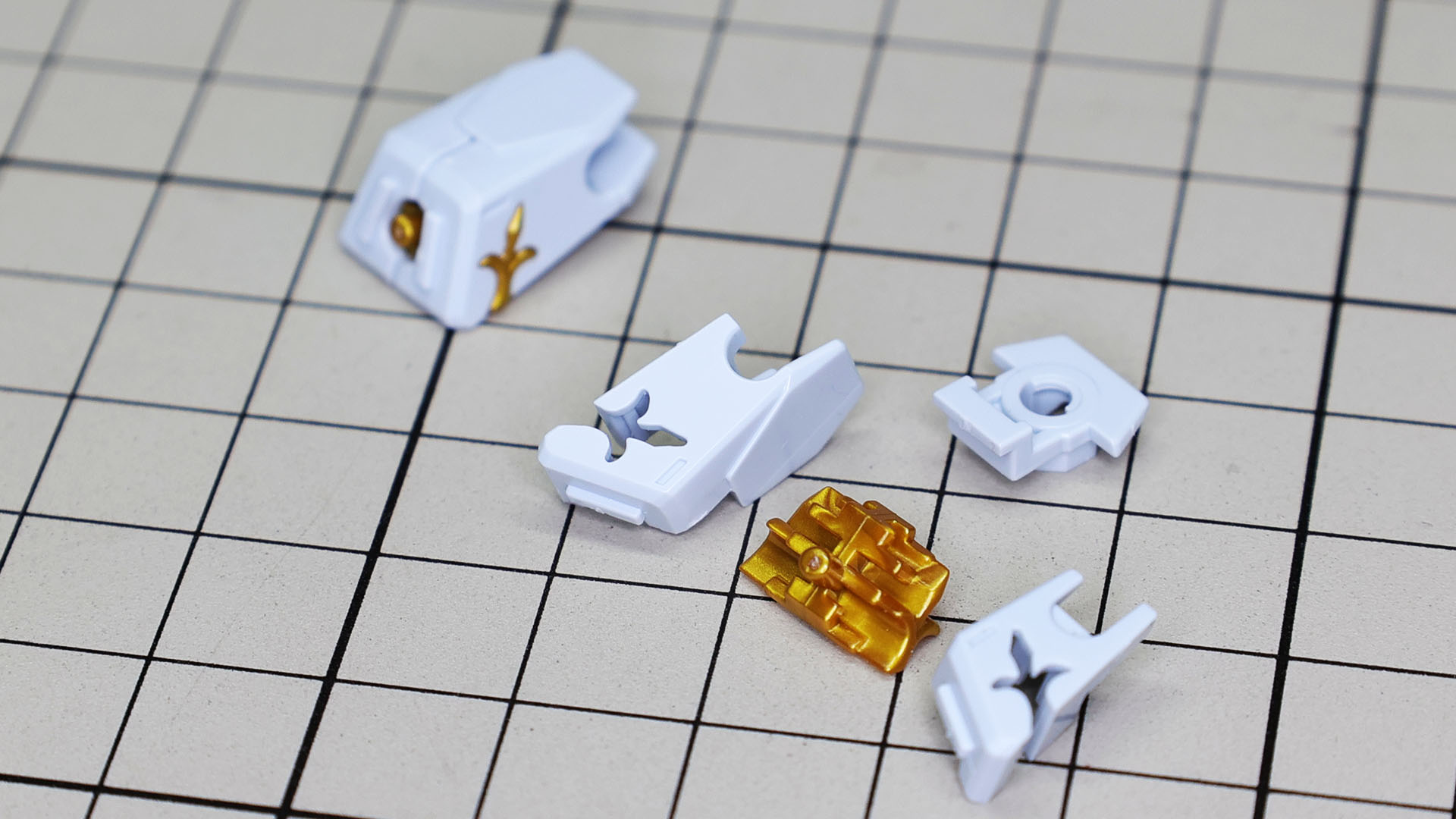 サイドアーマーもメカフレームに装甲を組み付けていきますが、そのメカフレームは複雑な形の上にエングレービングがありますので組む方向を間違えないようにしたいところです