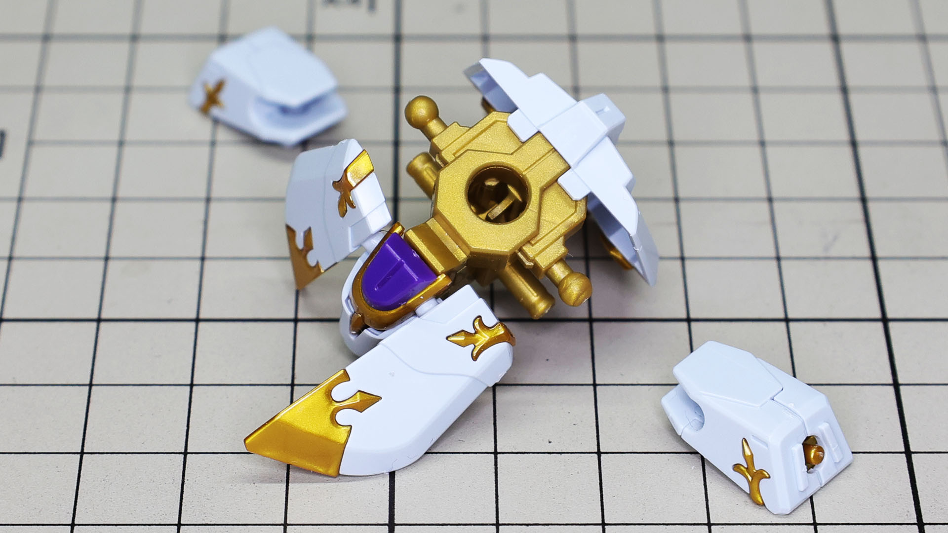 フロントアーマーは左右に分割、独立可動するようにしました