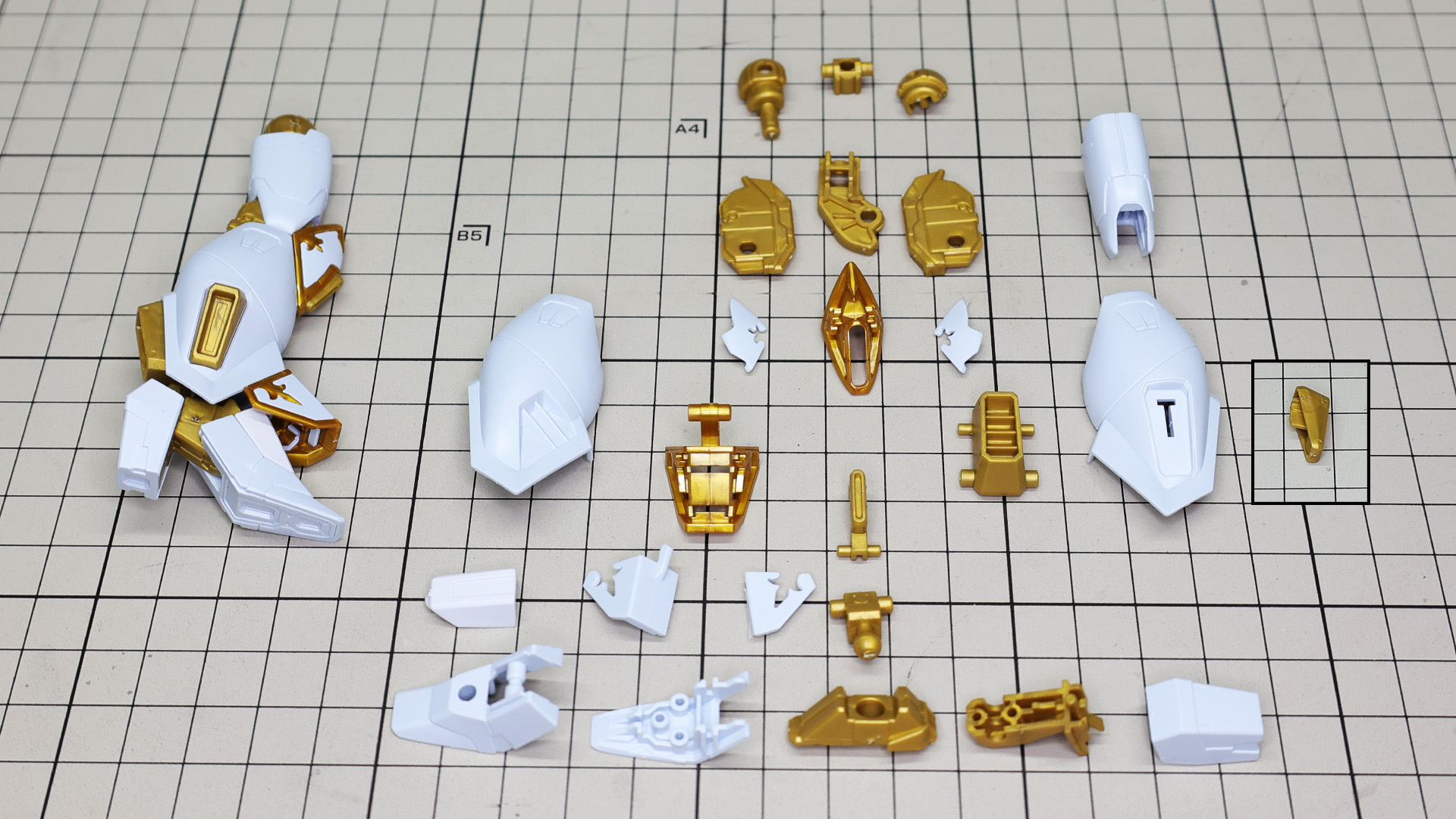 右脚を組んであります。股関節と膝関節は腕部同様HGの標準的な関節構造となっています。ゴールドのメカフレームはやはりすさまじい設計になっています！