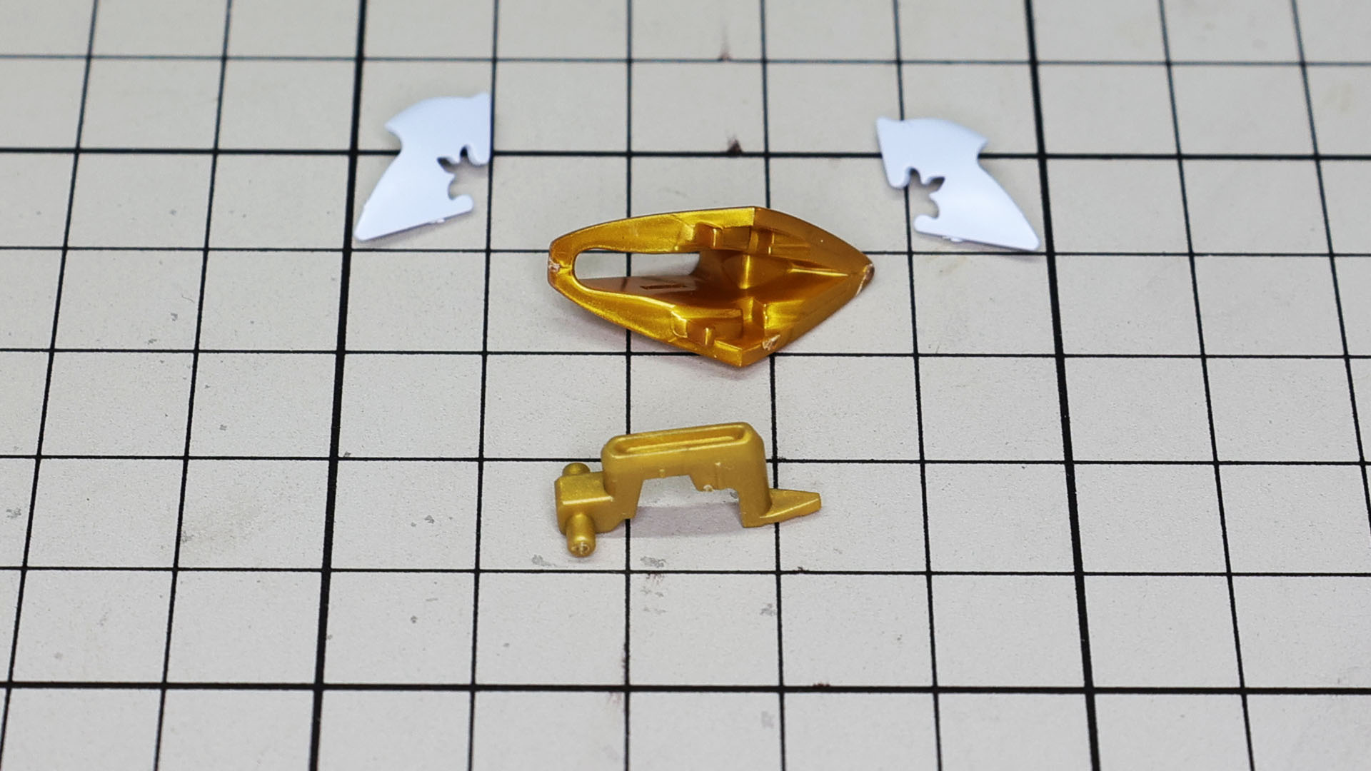 膝アーマーには裏からノズル、表からはホワイトの装甲パーツを組み込みます。このパーツはゲート跡を極力キレイに！