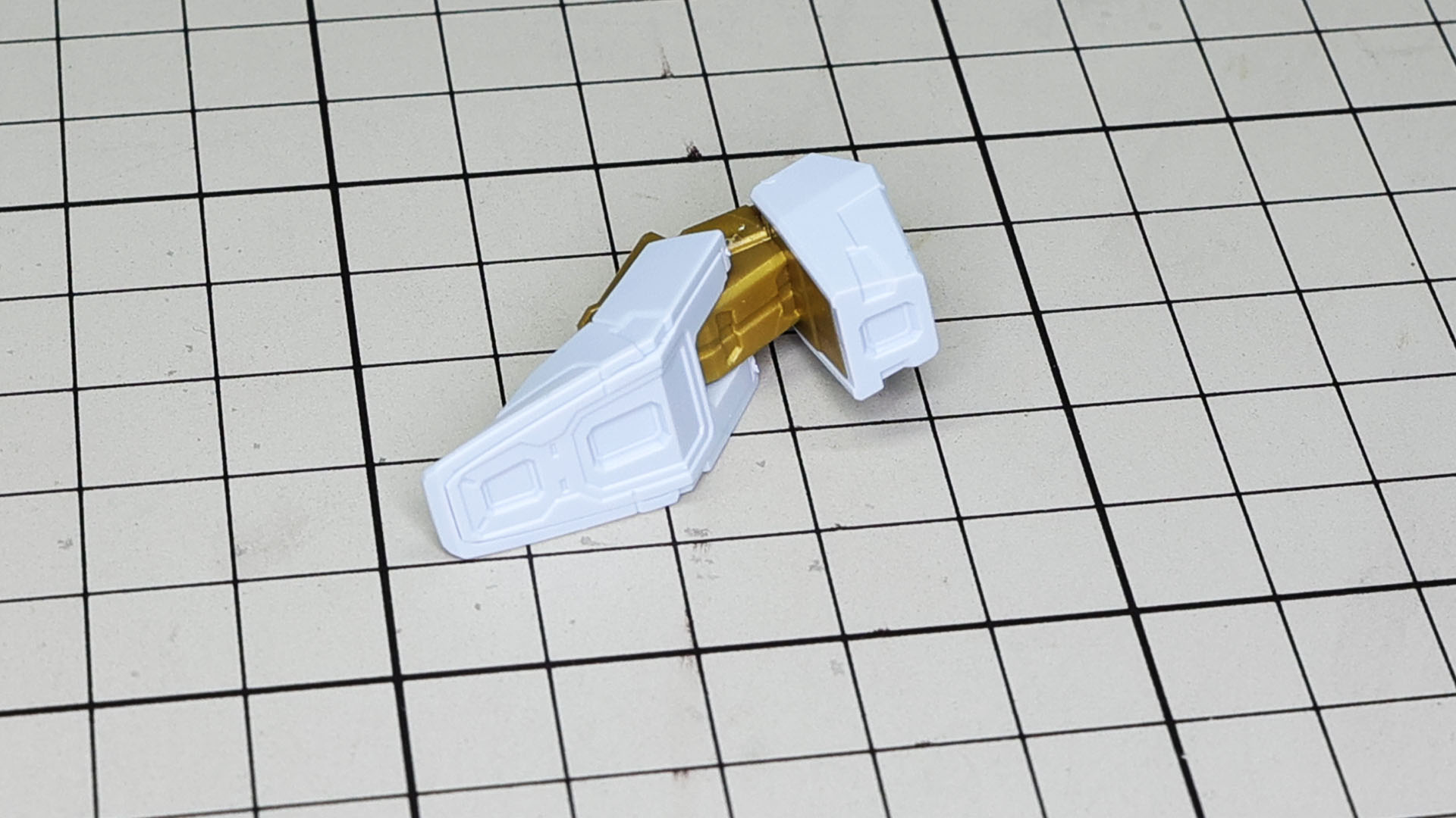 ソールには後に甲の部分のパーツを組み付けます。脛アーマーはエングレービングがあり、ホワイトのパーツは合わせ目が目立たない構造になっています。これはうれしい！