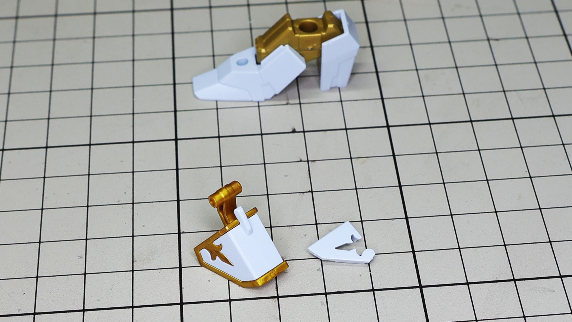 ソールには後に甲の部分のパーツを組み付けます。脛アーマーはエングレービングがあり、ホワイトのパーツは合わせ目が目立たない構造になっています。これはうれしい！