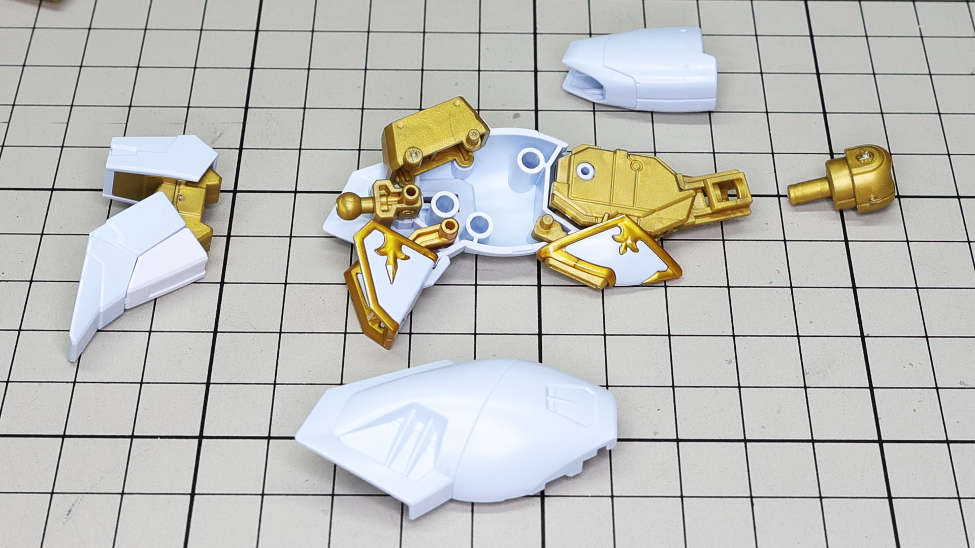 組んだ各部を脛下パーツをメインに組み込んでいきます。脛内部にはメカフレームはありませんが、各部が独立して動けるようになっています