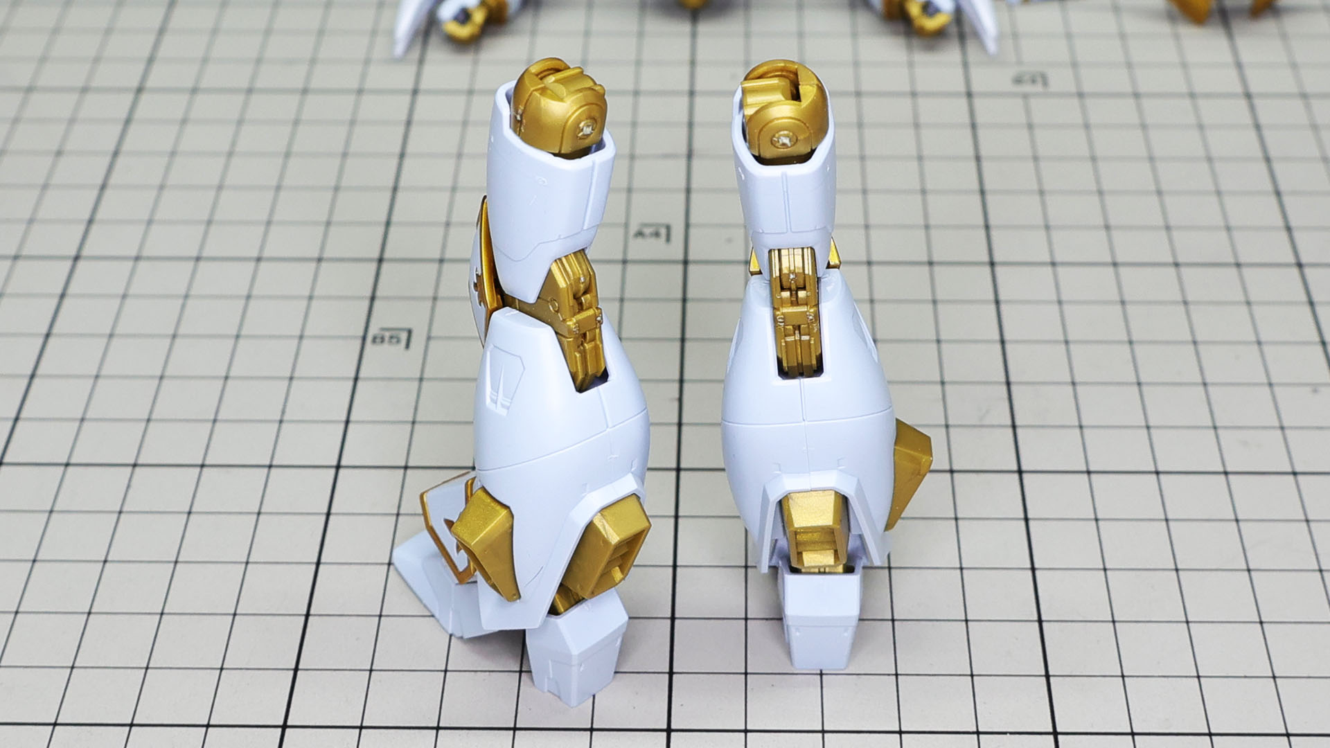 ゴールドのメカフレームがそこかしこにあり、荘厳なイメージさえあります