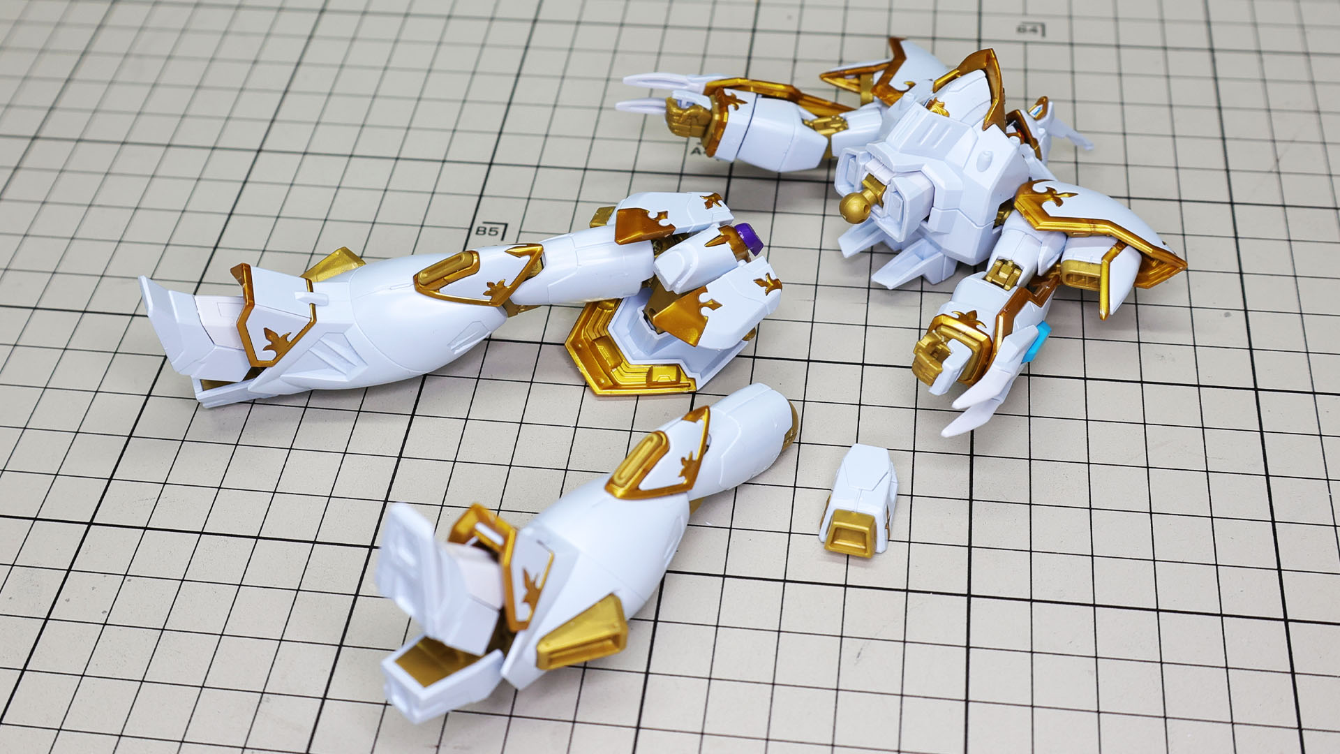 腰部と脚部をドッキング、さらに組みあがっている上半身とドッキングさせます