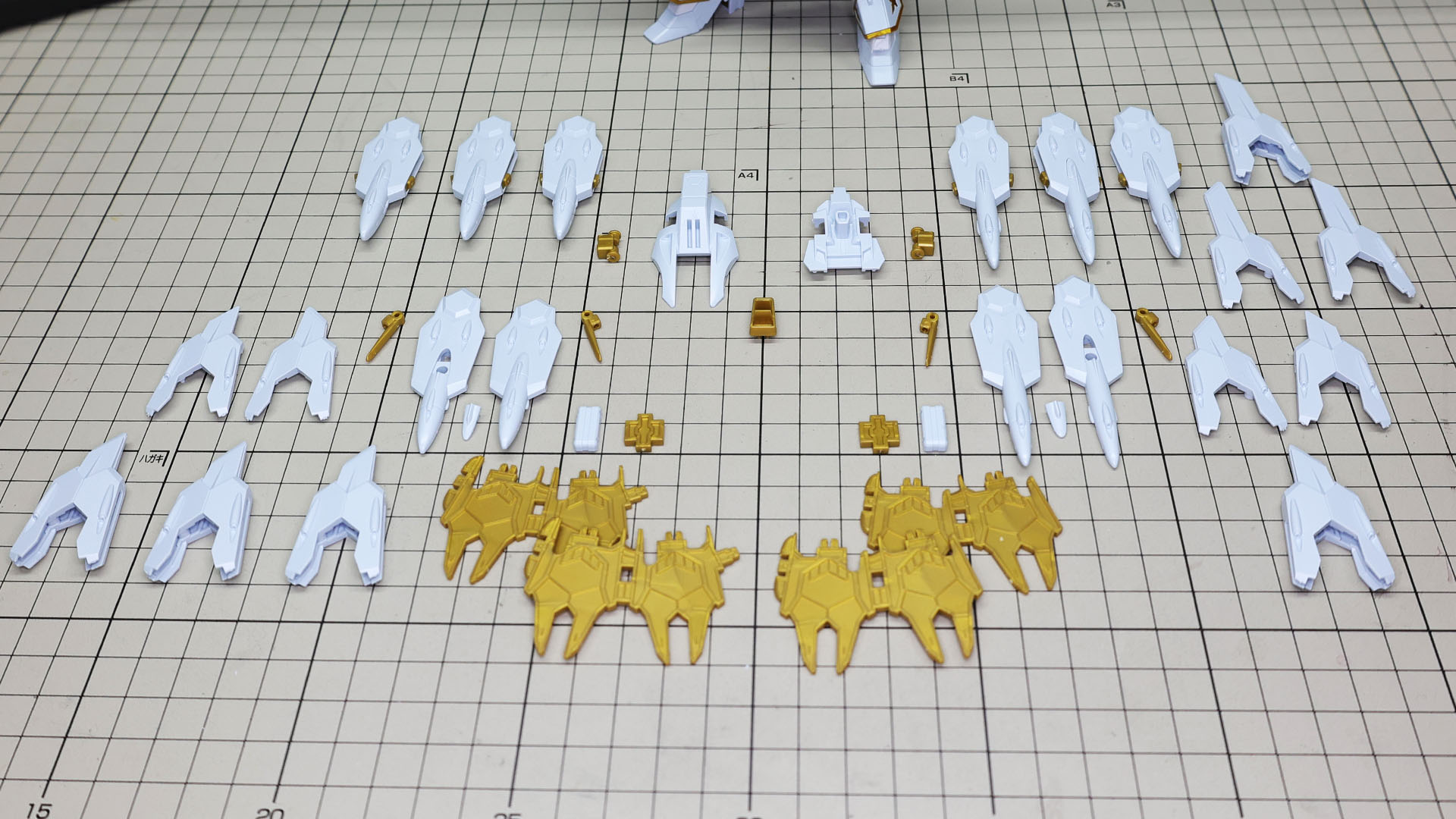 全体で16基ものデバイスで構成されるドラグーンシステムのパーツ群。上下の列には組んだもの、中央の列が組み立て前のものになります