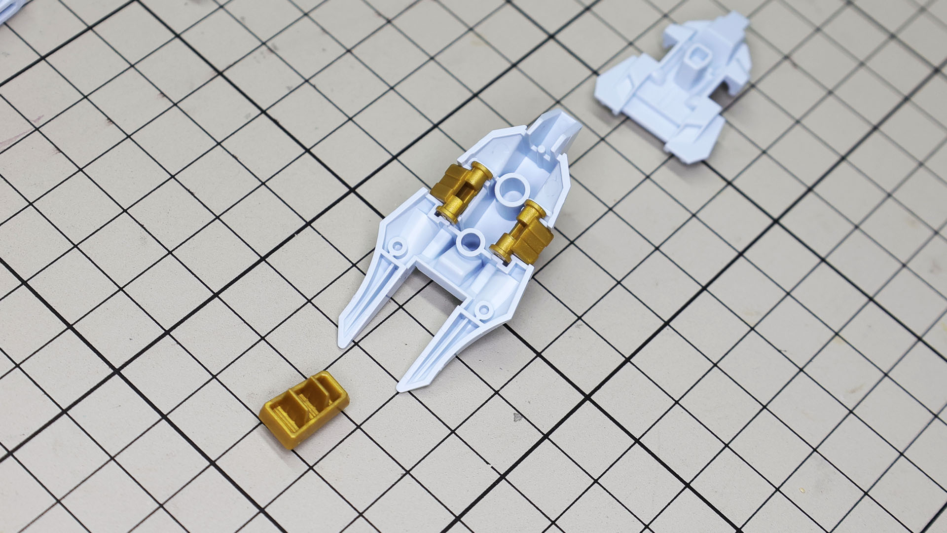 バックパック本体には左右メカフレームとの接続部を設けてあり、可動させられます