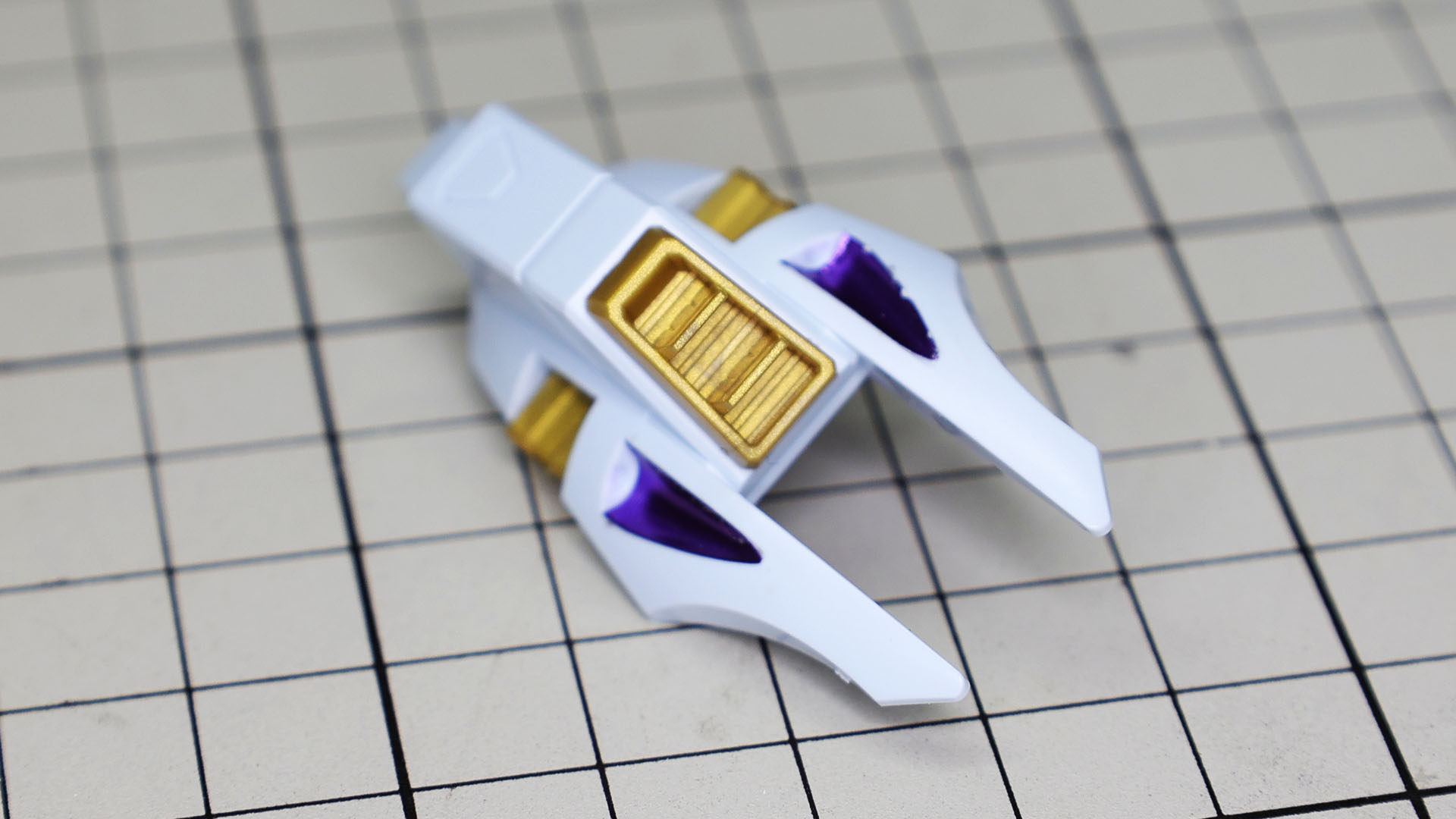 青い部分はシールによる再現です。バックパック本体には内側へ丸く貼りこむ必要があります。ちょっと難しいのでゆっくりじっくり作業しましょう！