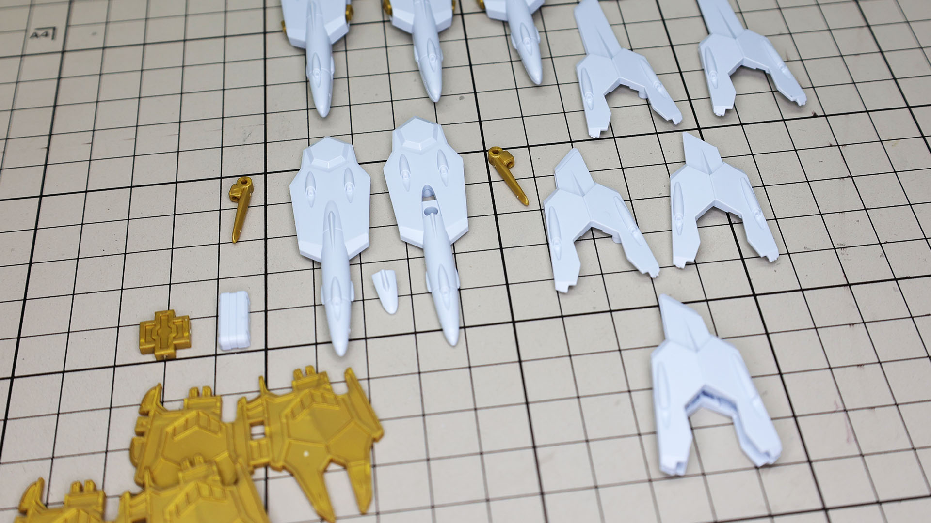 ドラグーンの片面には展示スタンドとの接続部があり、パーツを外して接続できます