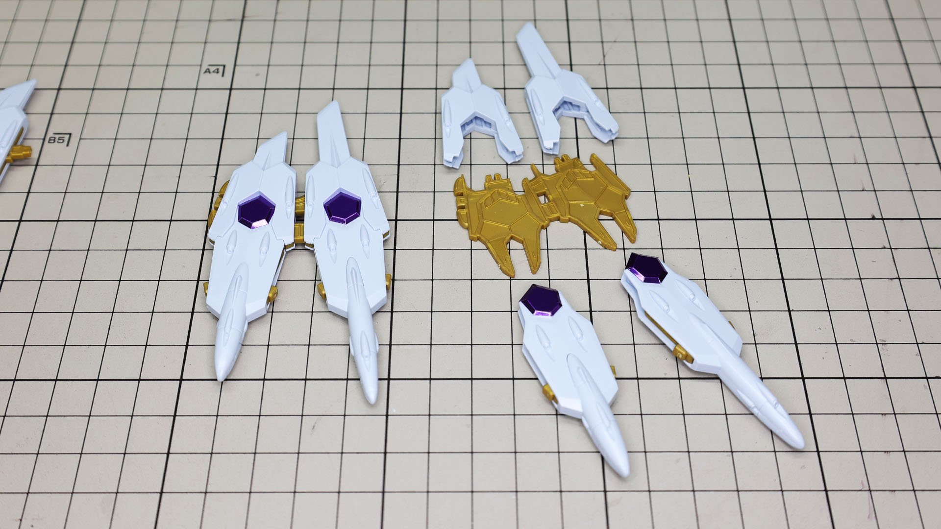 折りたたみ状態のメカフレームは接続パーツによって重ねていきます