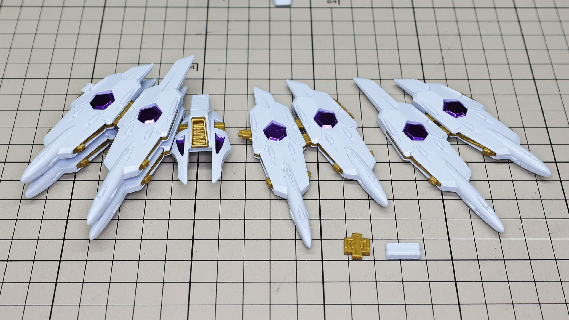 折りたたみ状態のメカフレームは接続パーツによって重ねていきます