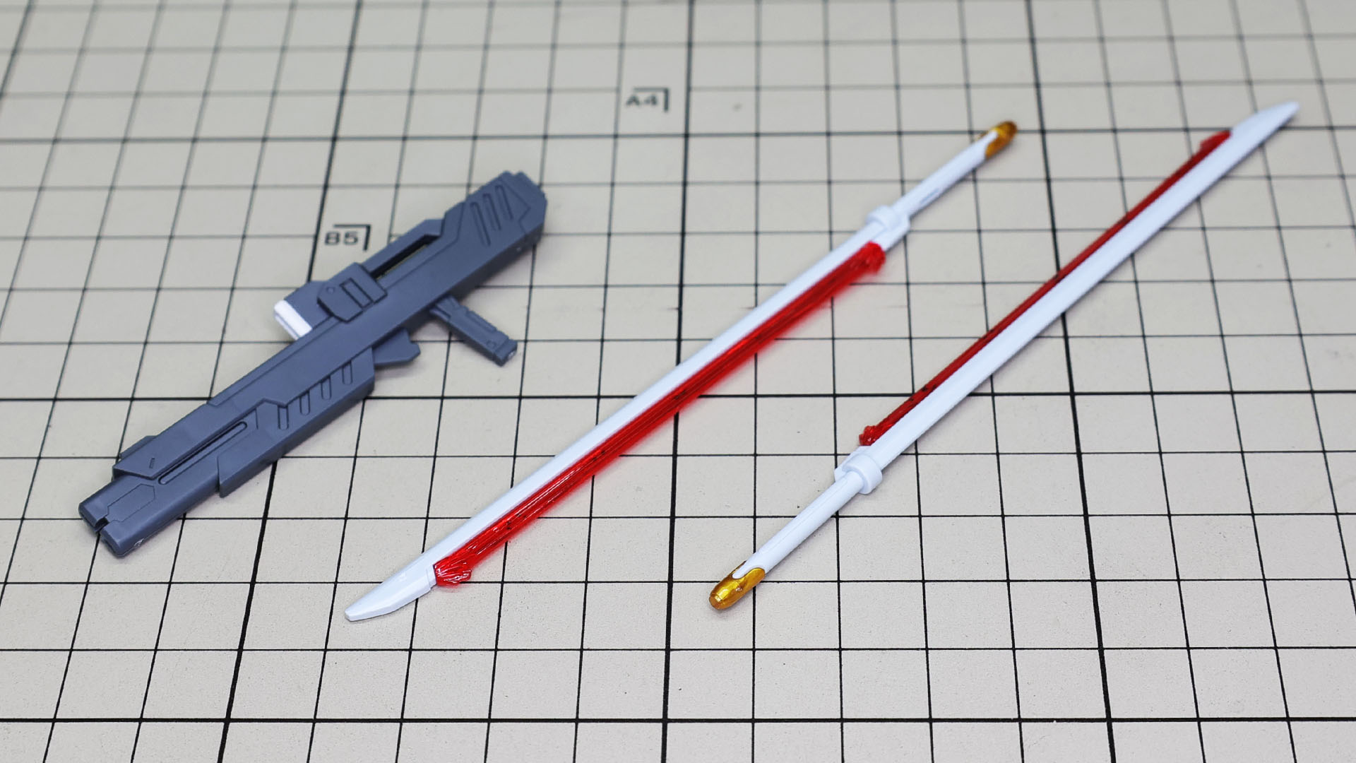 刀の持ち手の後ろにはゴールドの装飾が付きます