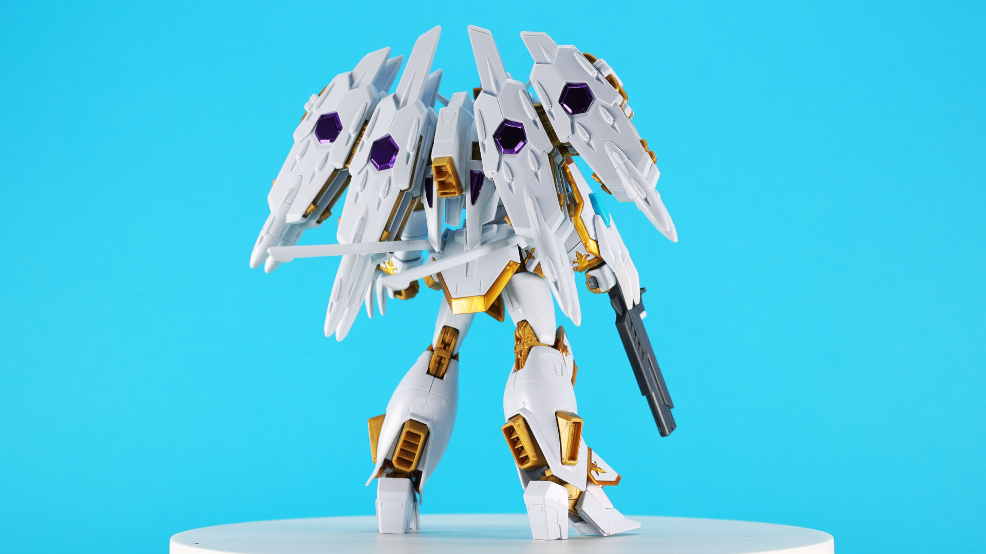 機体各部のエングレービングをゴールドのパーツで実現！