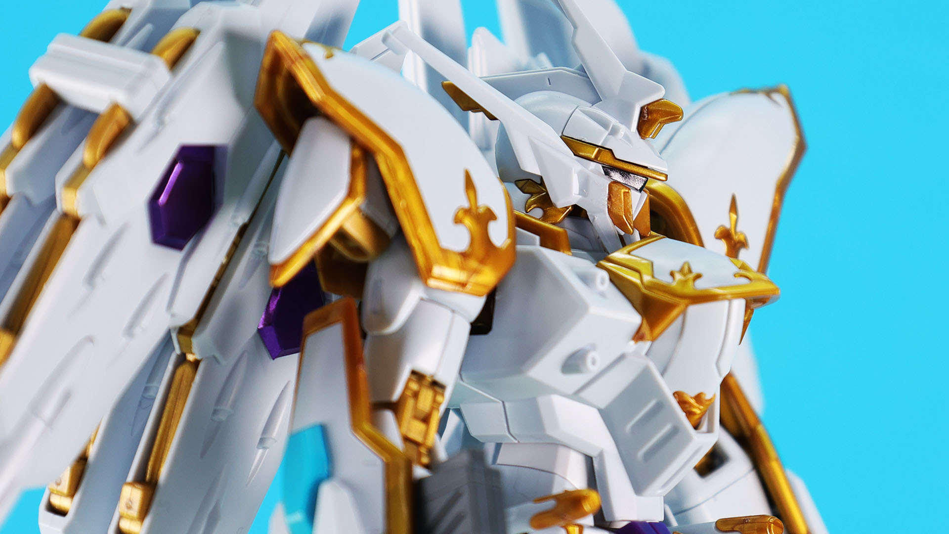 機体各部のエングレービングをゴールドのパーツで実現！