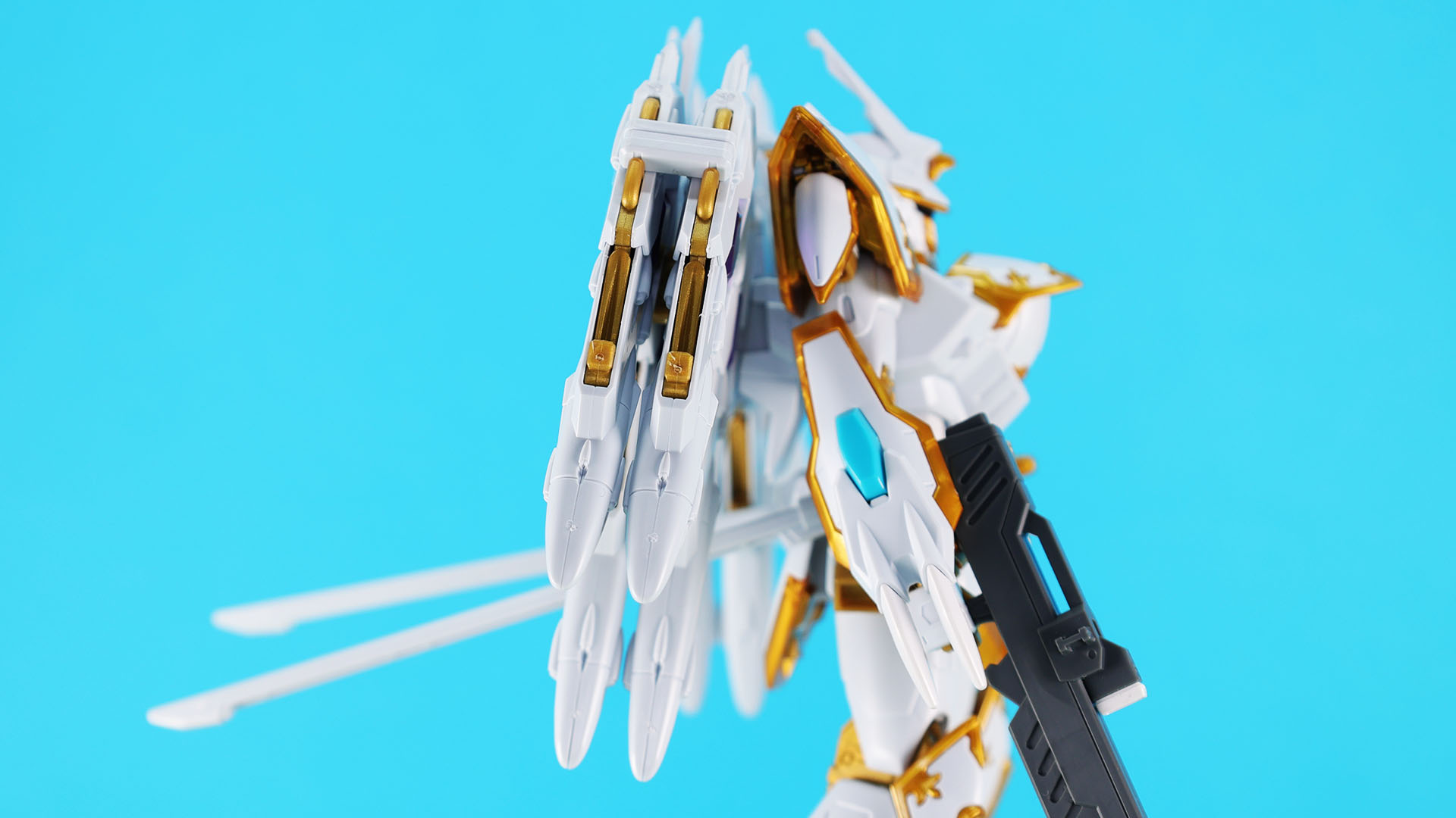 バックパックのウイングは折りたたまれている状態になっています