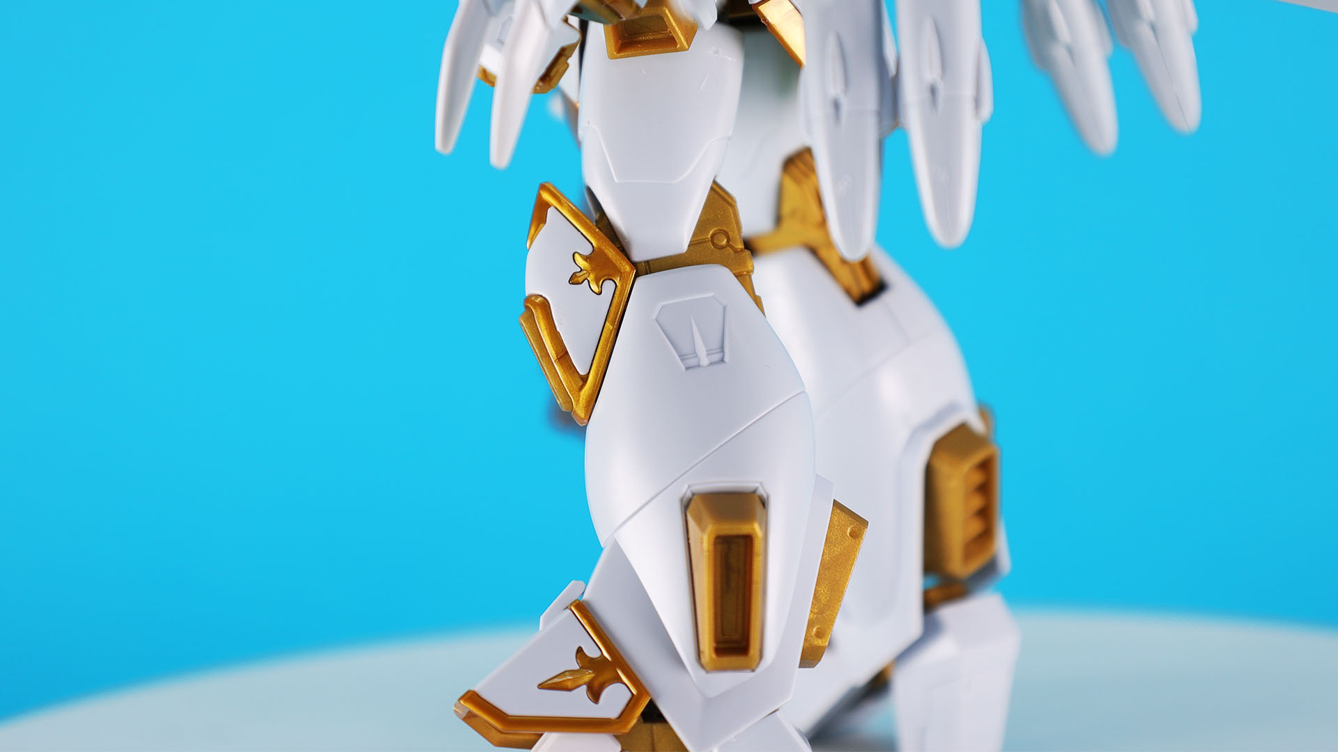 カバーが下に開き、露出した胸部ビーム砲のディテールがすばらしい！