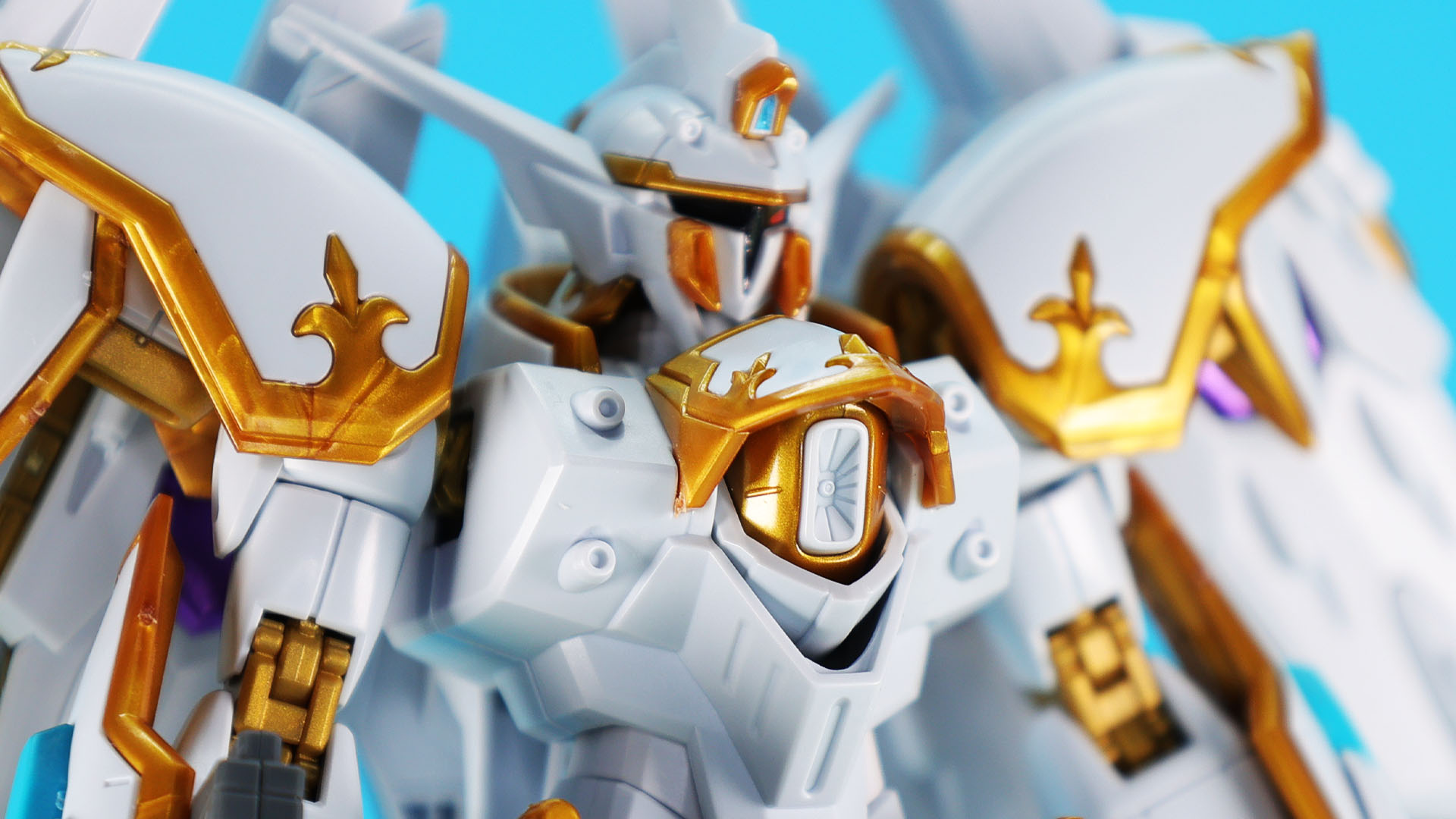 カバーが下に開き、露出した胸部ビーム砲のディテールがすばらしい！