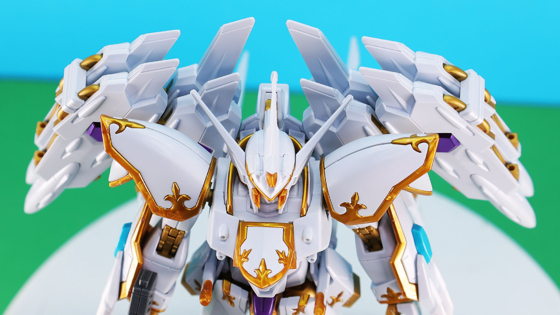 エングレービングは肩部上面にもあります。折り重なるドラグーンシステムが迫力！