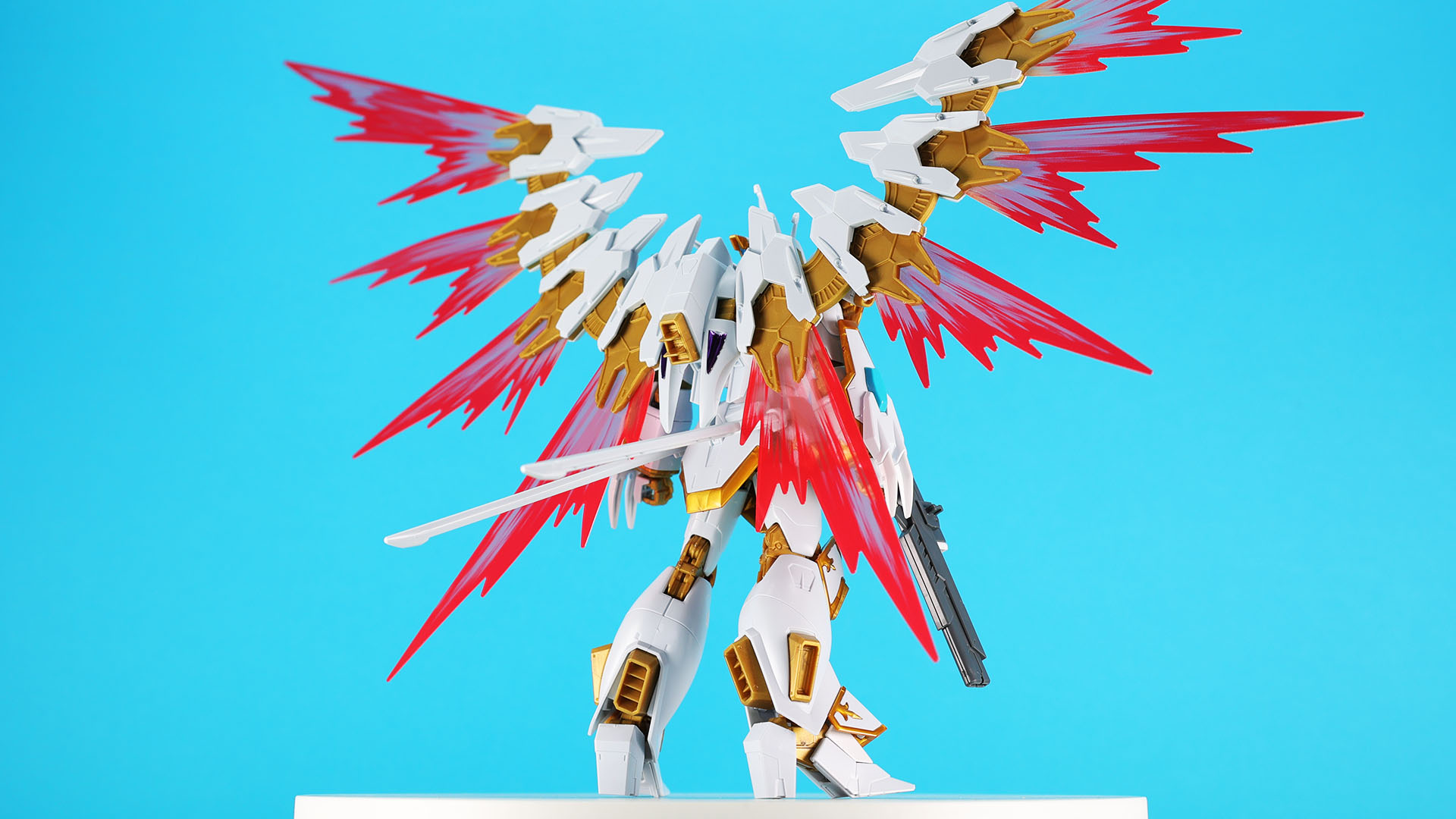 背面から見ても光の翼エフェクトの迫力に圧倒されます