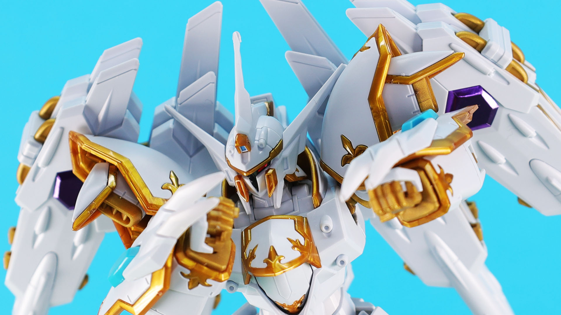 両腕に装備されたクローで近接戦闘もできる