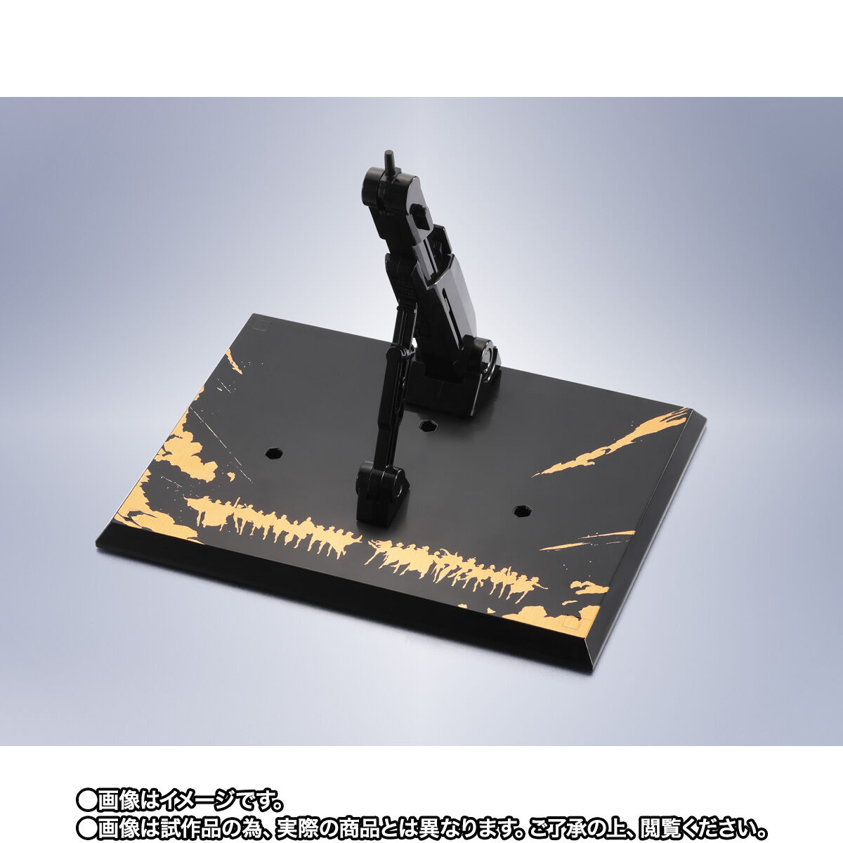 専用台座が付属。アニメエンディングのラインダンスをイメージしたシルエットが描かれる