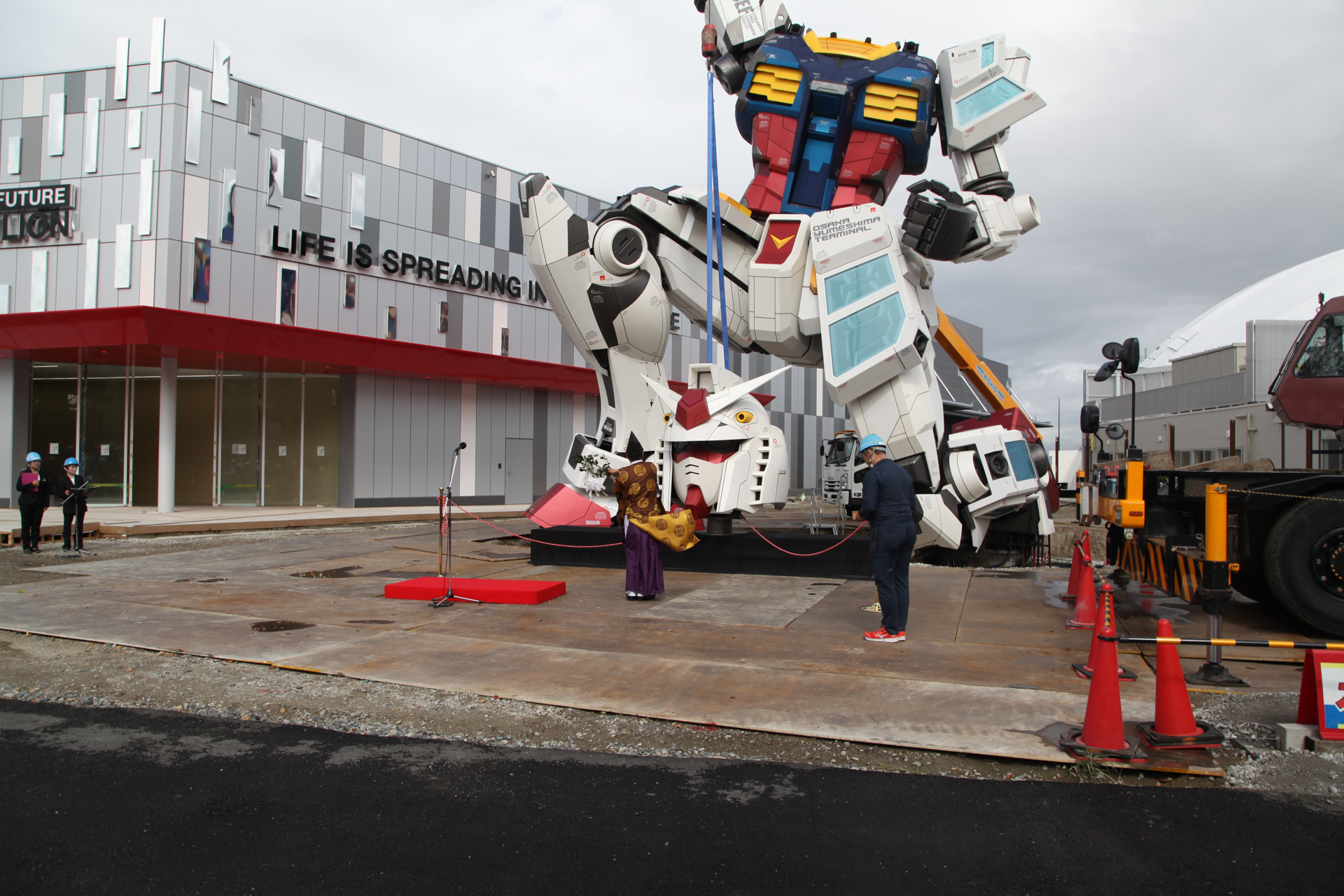 神道での「上頭式」が行われる実物大ガンダム像。日本ならではの光景だ