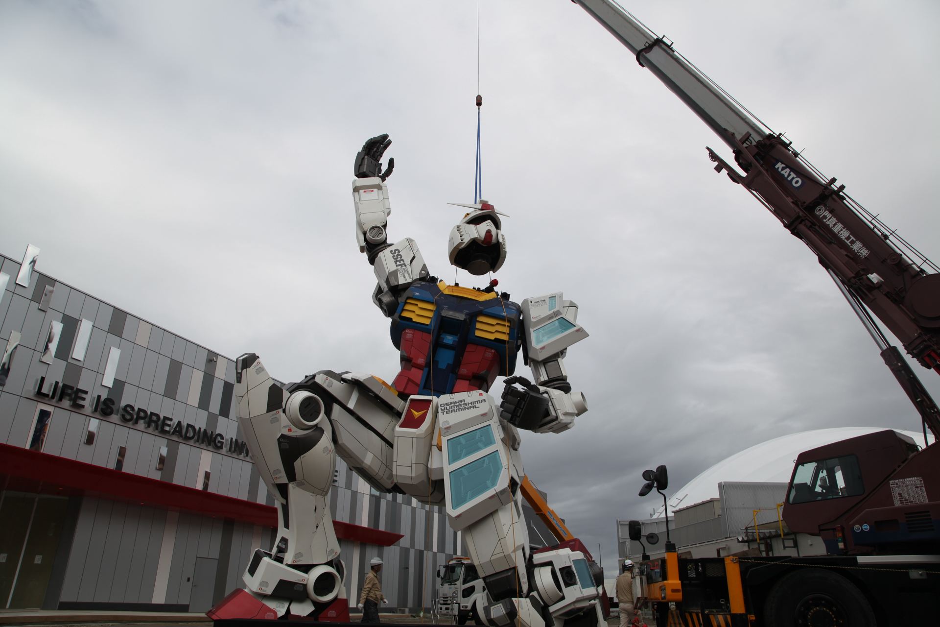 クレーンでつり上げられ、ガンダムの頭が設置された