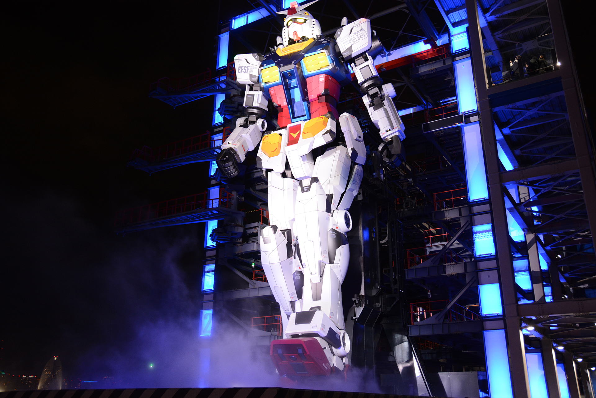 横浜の山下ふ頭で稼動していた「動く実物大ガンダム」。比べるとパビリオンのガンダムは左半身にパネルのような装備が加えられているのがわかる。サイコフレームだったりするのだろうか？