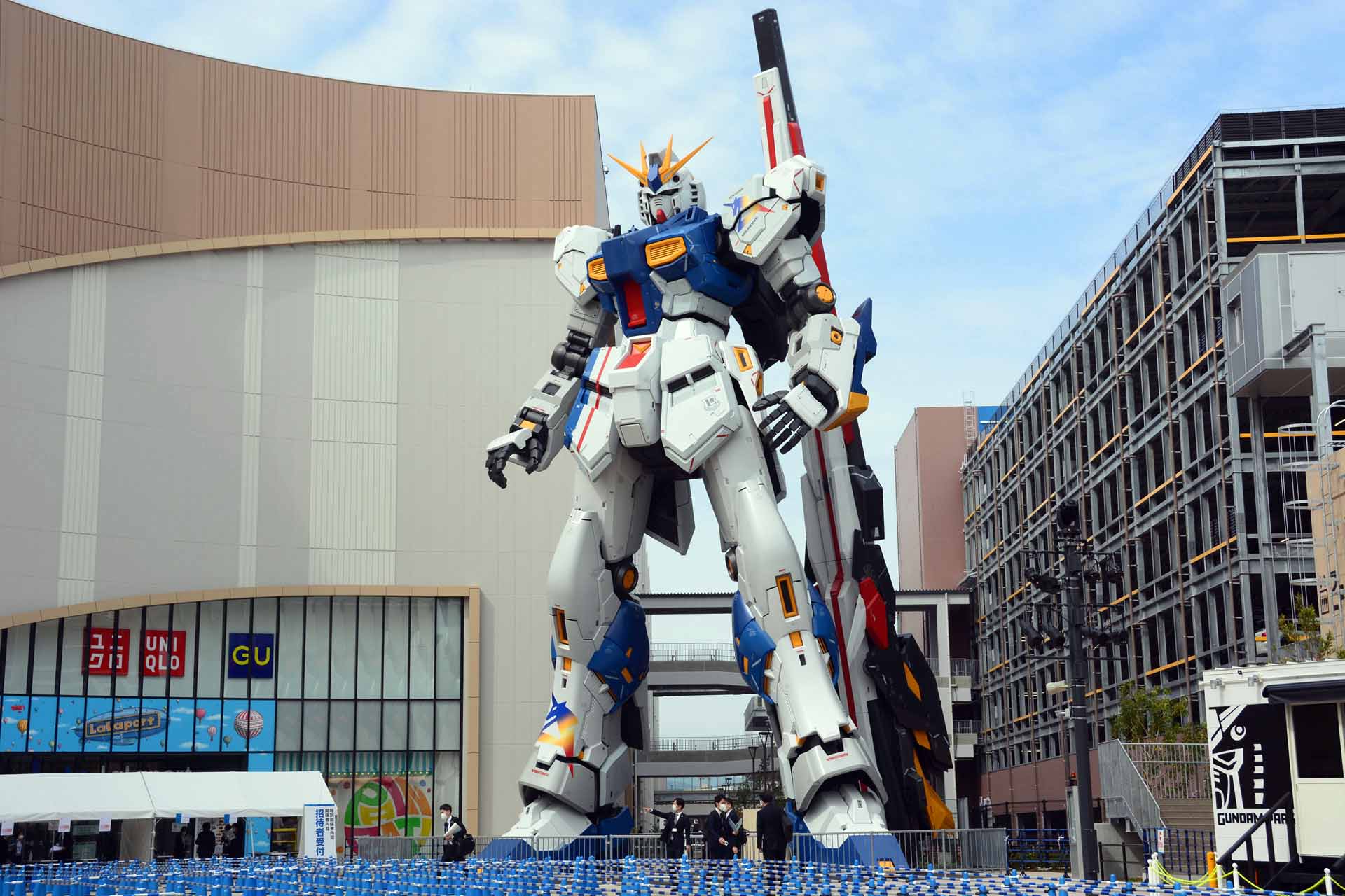 福岡の実物大νガンダム立像「RX-93ff νガンダム」。建物との対比がMSの実在感を高める