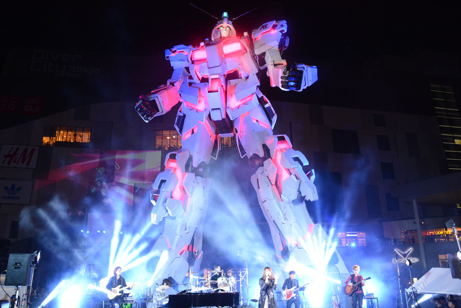 2017年の「実物大ユニコーンガンダム立像」公開を記念したセレモニーではスペシャルメドレーが演奏された。人との対比も面白い