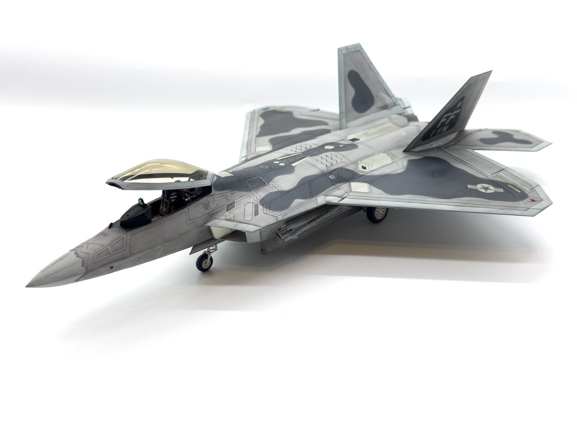 ハセガワの「F-22 ラプター」に「モデルカステン ステルス・グレー［１］」を用いた全塗装作例。