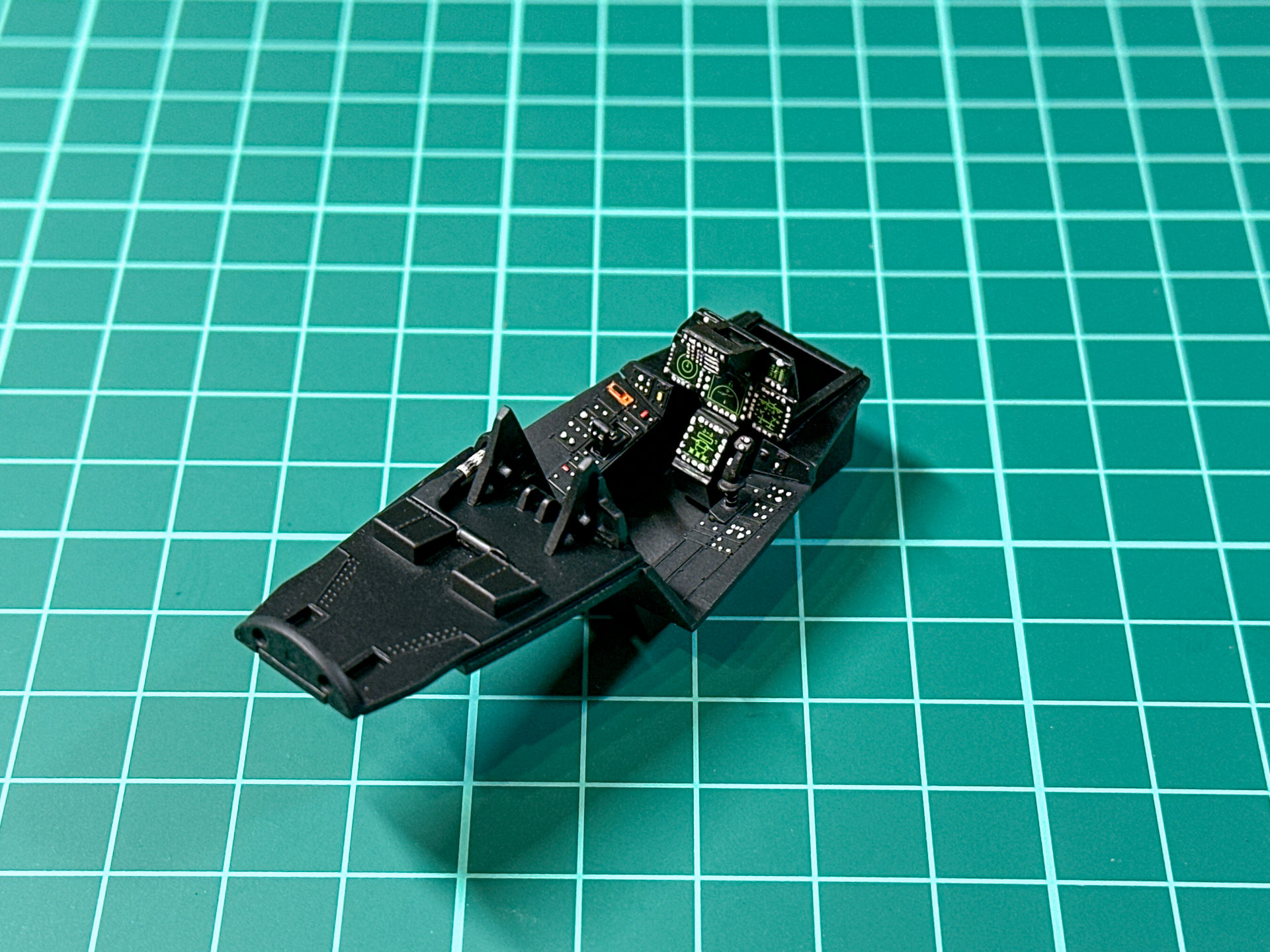 コクピットの正面計器盤をエッチングパーツに置き換えました。