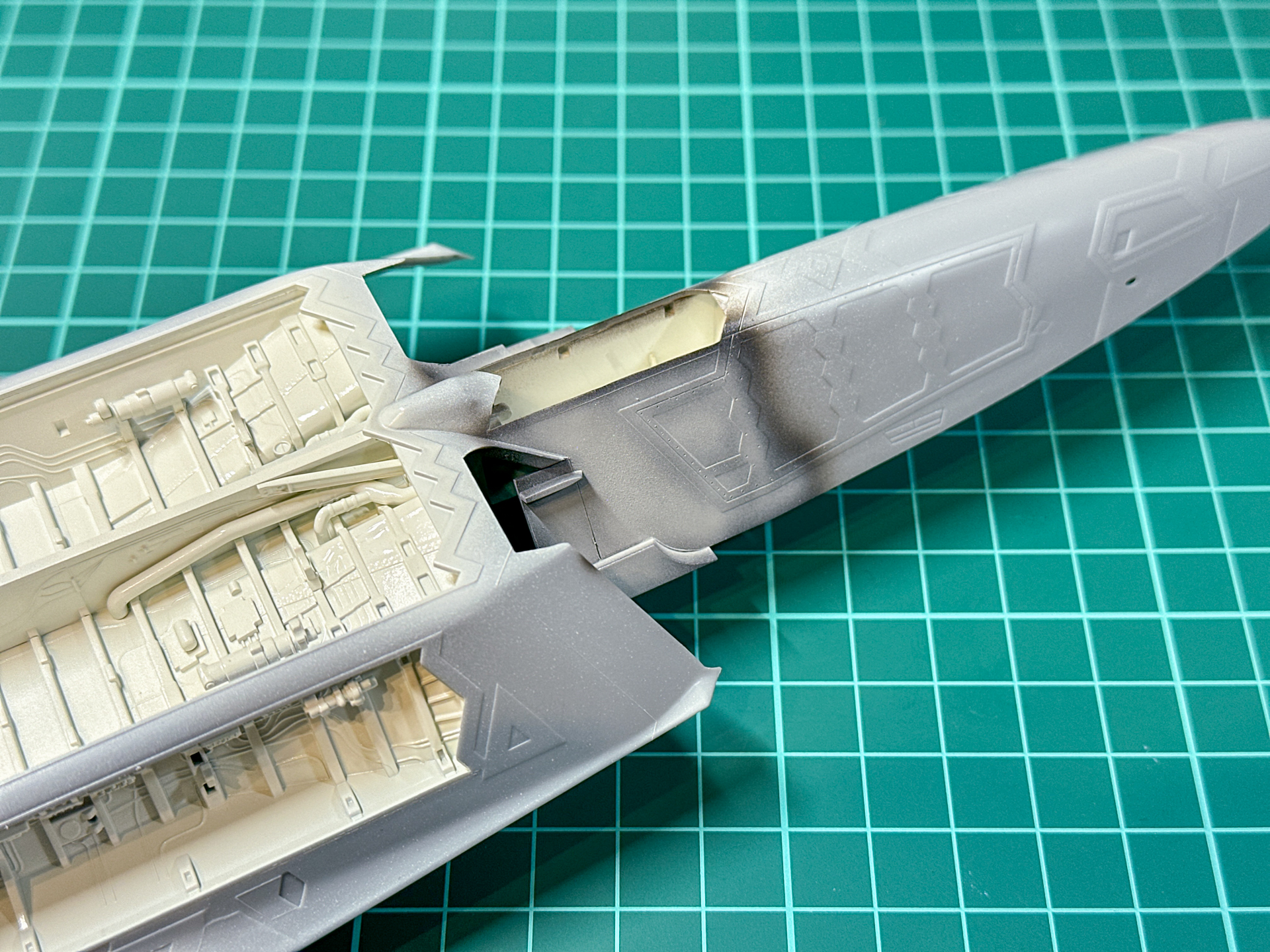 先行塗装を行なったエアインテーク接続部。組み立て後塗装とすると塗残しが発生しやすい箇所を先行塗装します。