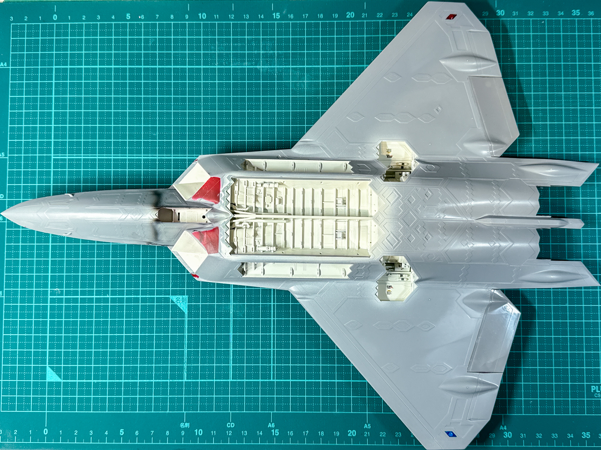 組み立てが完了した塗装前の機体。段差の処理に瞬間カラーパテを使用しています。
