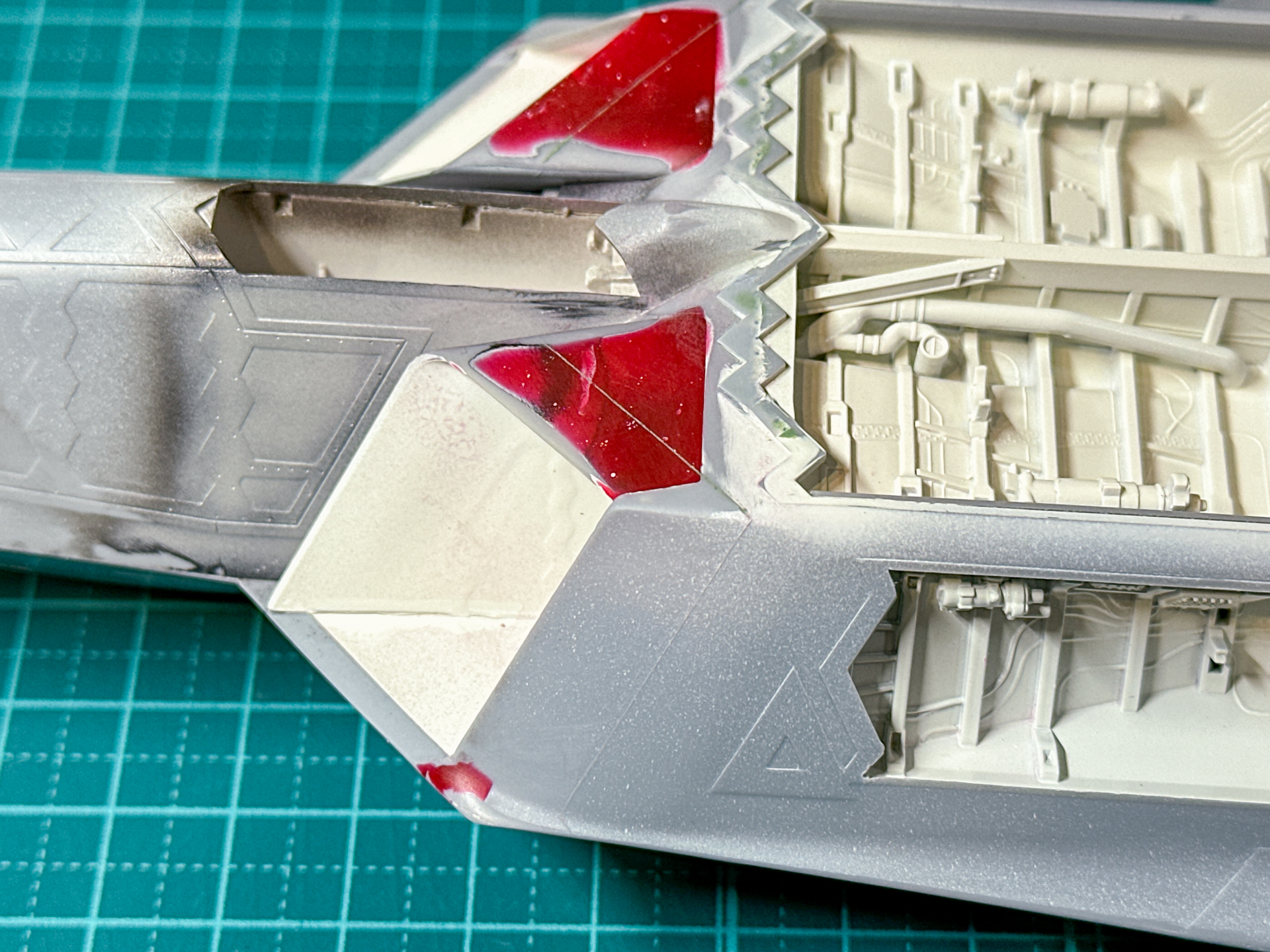 補修した段差のアップ。処置の過程で消えてしまった凸モールドは「Finisher’s ラッカーパテ」で復旧しています。