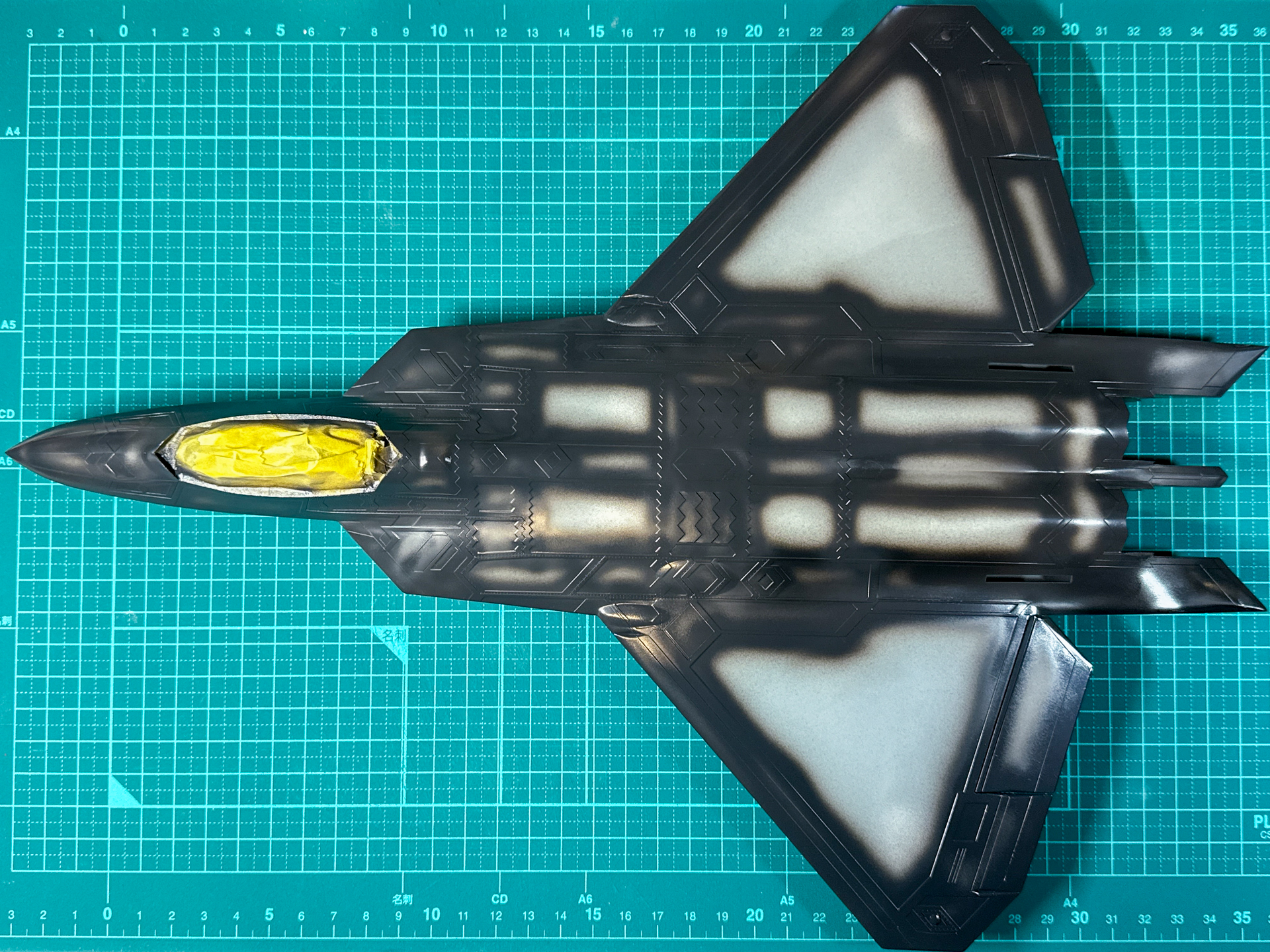 シャドーを入れた機体。パネルラインやエッジとなる個所にシャドーを入れました。