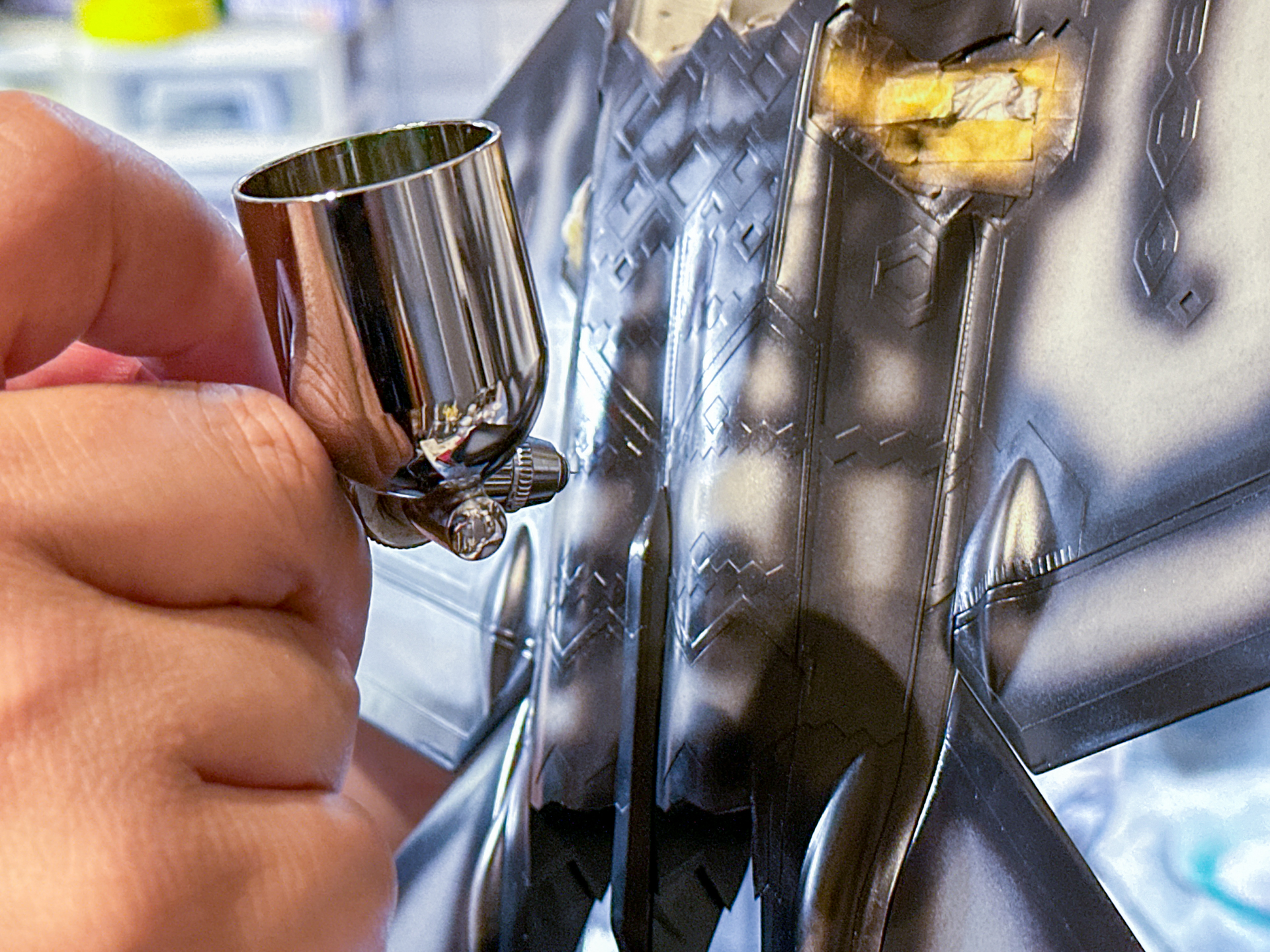 立ち上げ塗装の様子。写真ではわかりやすく明色の立ち上げ写真としましたが、暗色も同じ塗装方法にて行ないます。