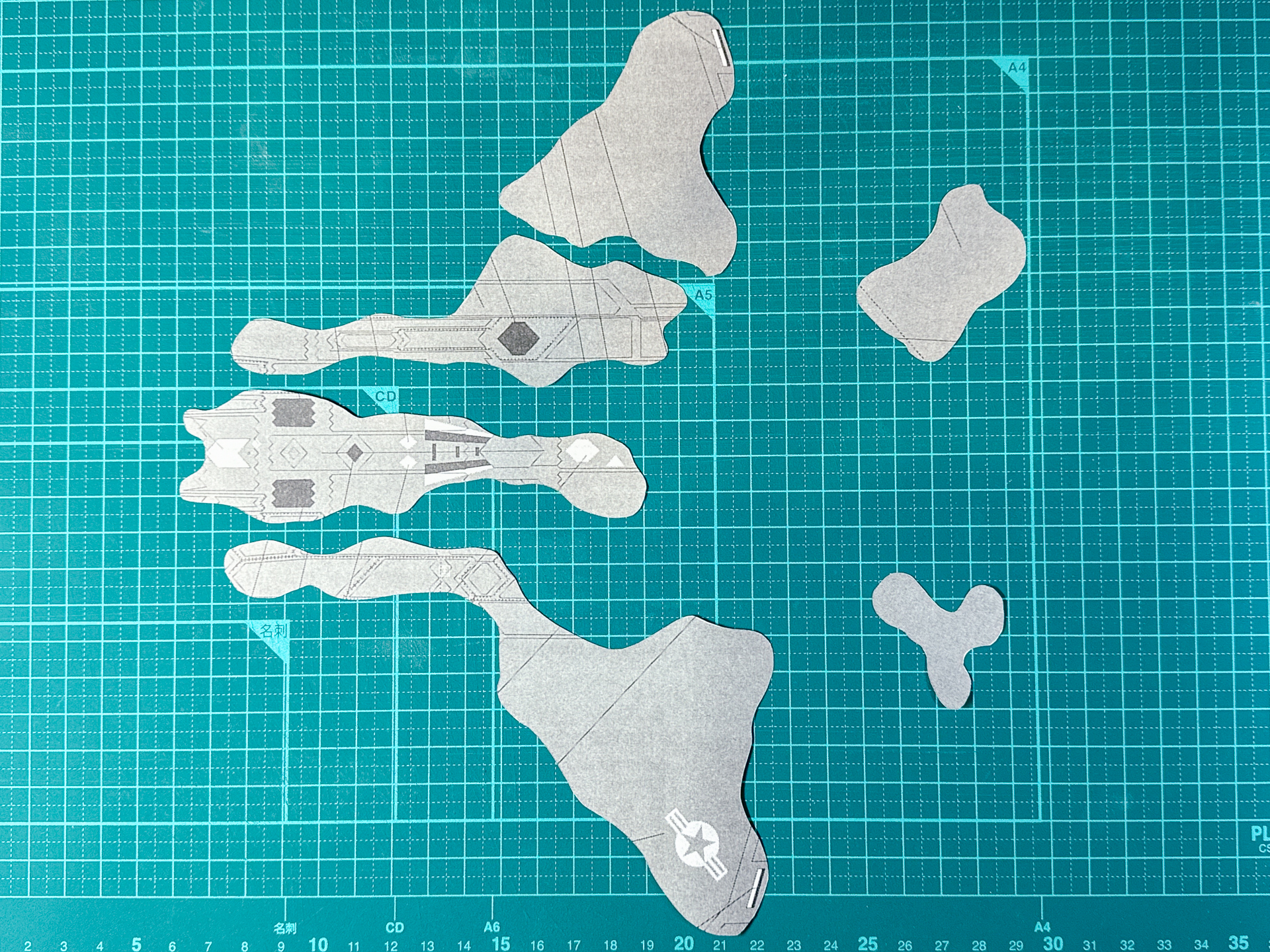 型紙として切り抜いた説明書。今回は先に暗色部分を塗装したため、暗色部分の型紙を利用します。