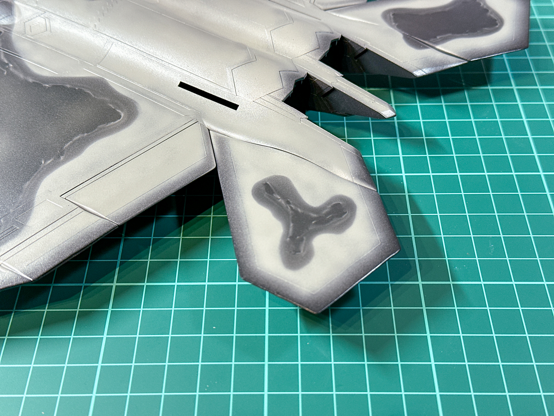 明色の塗装が完了した本体、型紙の内側に明色のミストが入り込んでしまっていることがわかります。