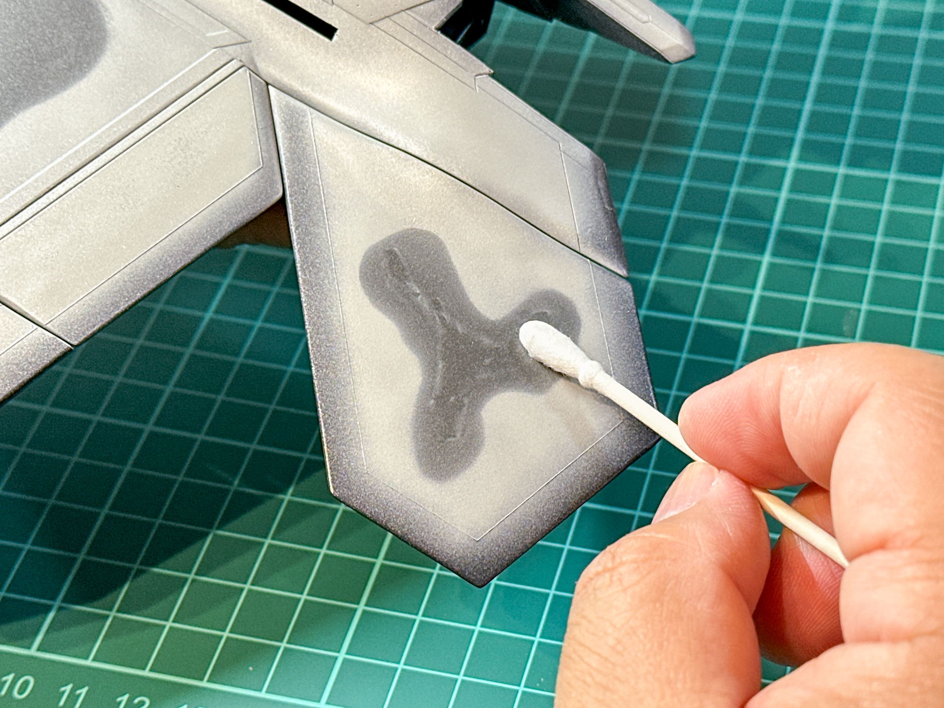 エナメルシンナーを含ませた綿棒でミストを拭き取ります。