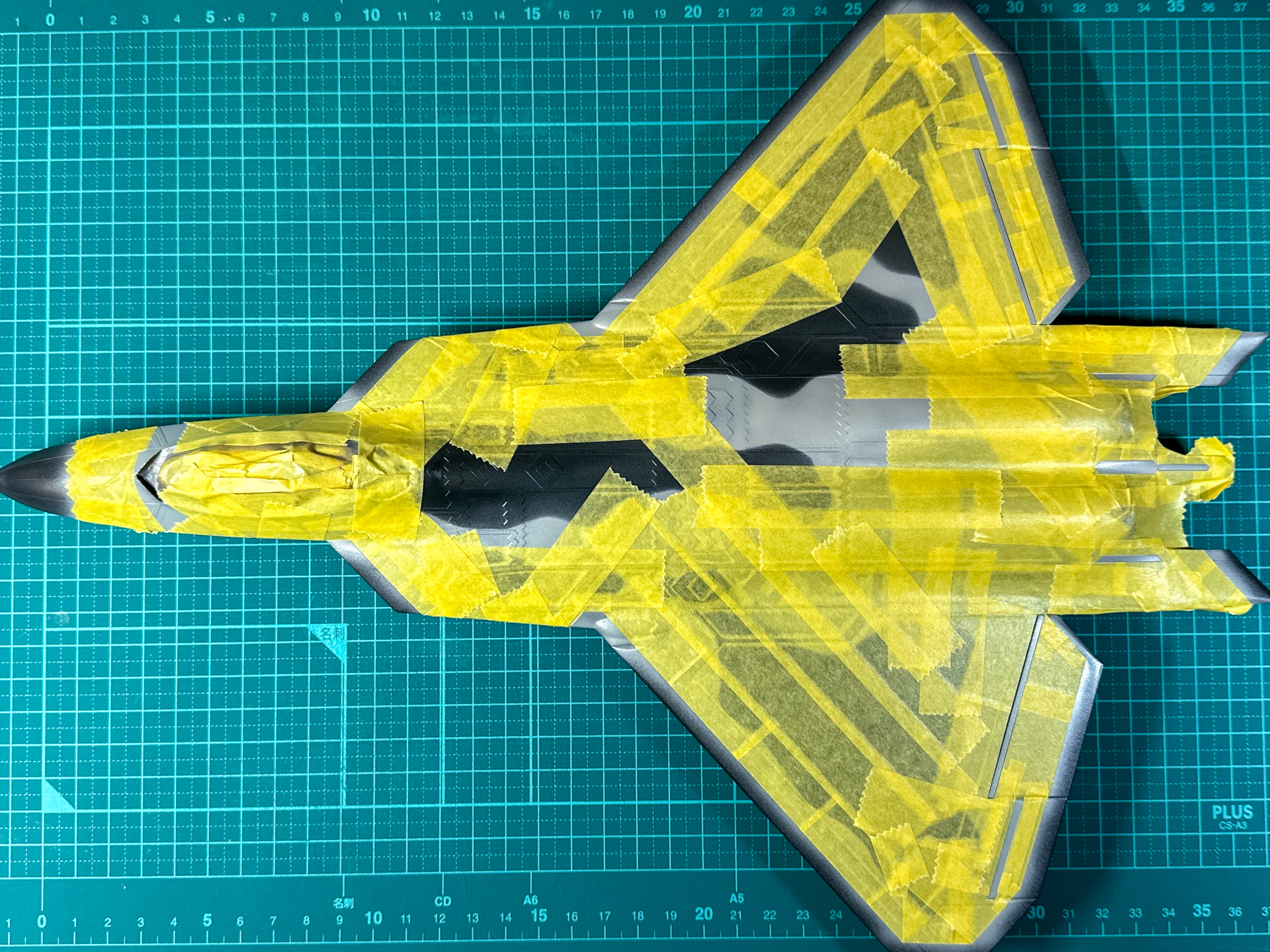 マスキングを行なった本体。塗り分け部周辺をマスキングしています。