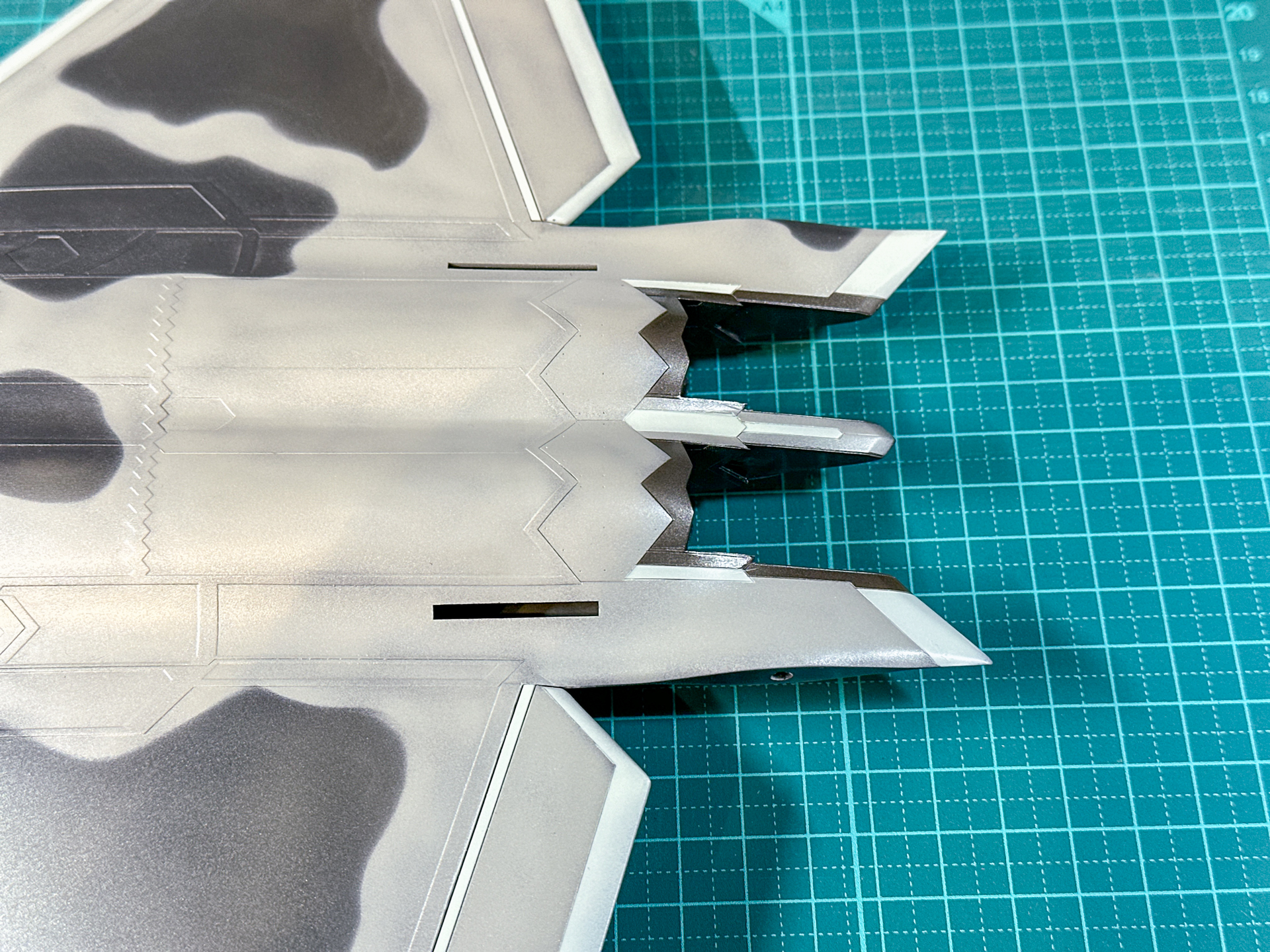 ノーズコーンおよび主翼外周と同様にウェポンベイやスラスター、ミサイルも同様に塗り分けます。