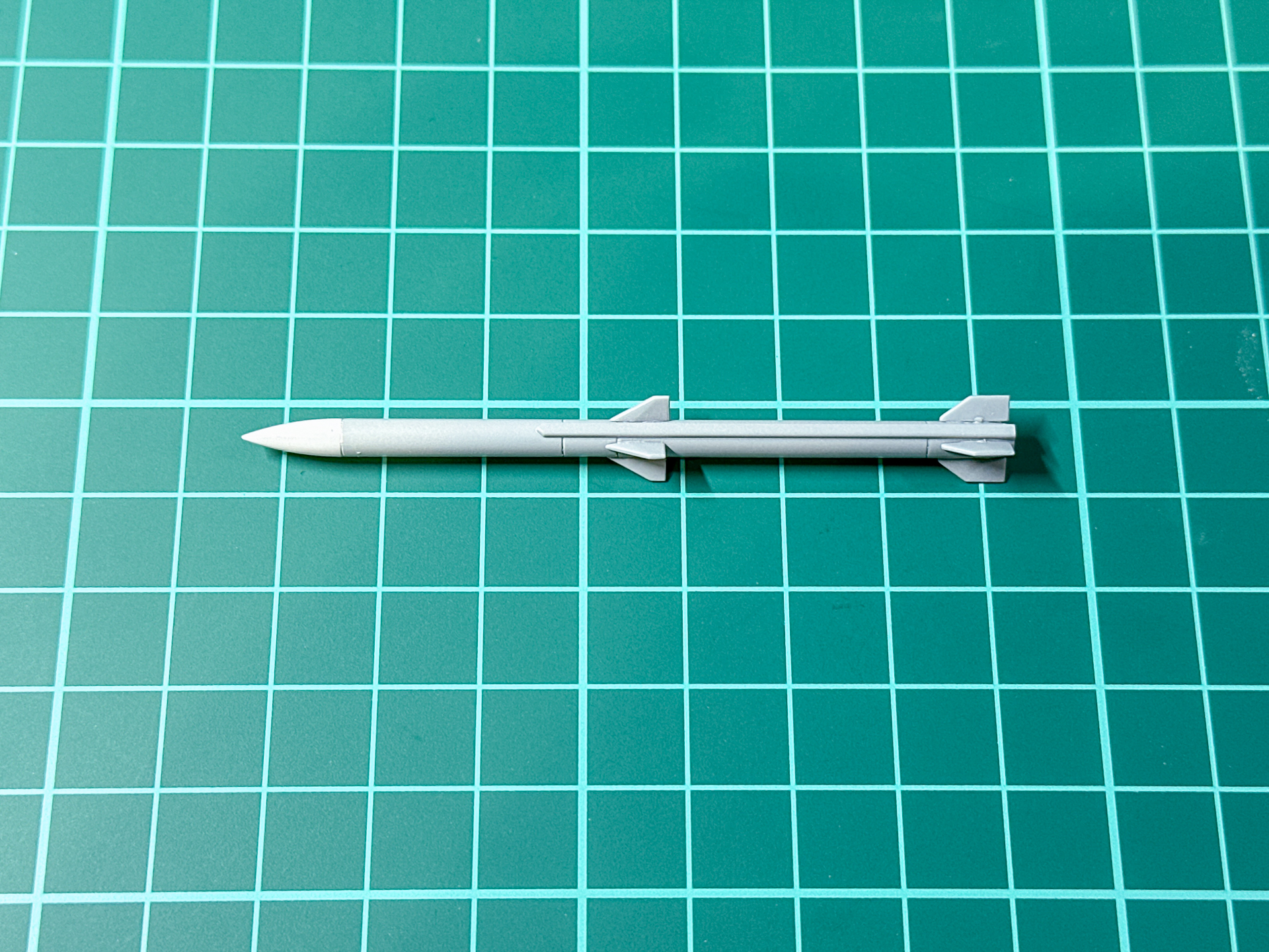 ノーズコーンおよび主翼外周と同様にウェポンベイやスラスター、ミサイルも同様に塗り分けます。