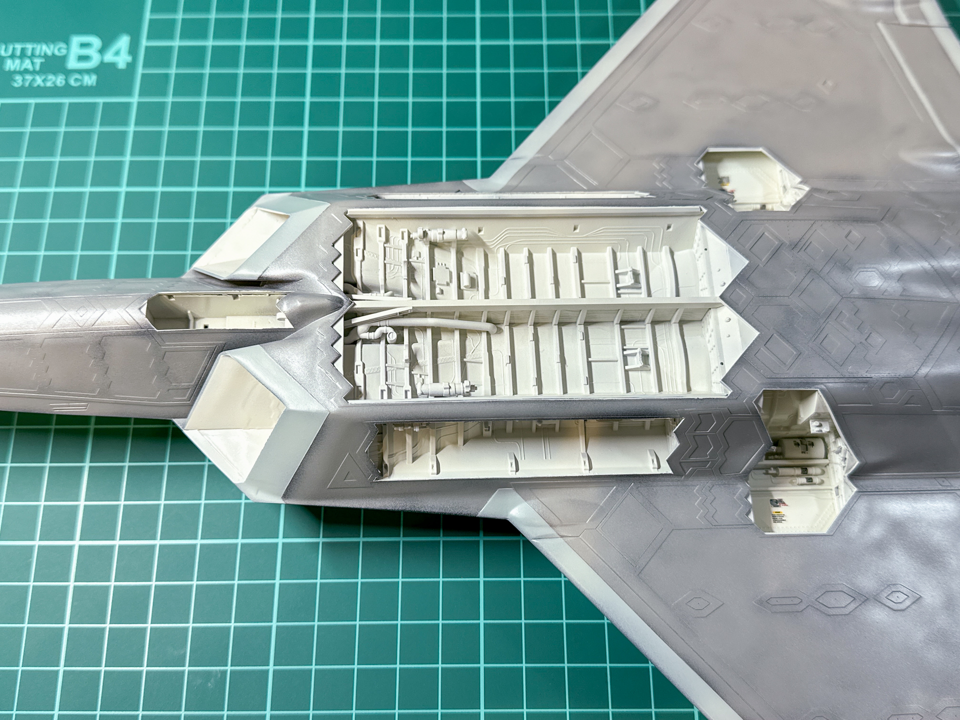 ノーズコーンおよび主翼外周と同様にウェポンベイやスラスター、ミサイルも同様に塗り分けます。