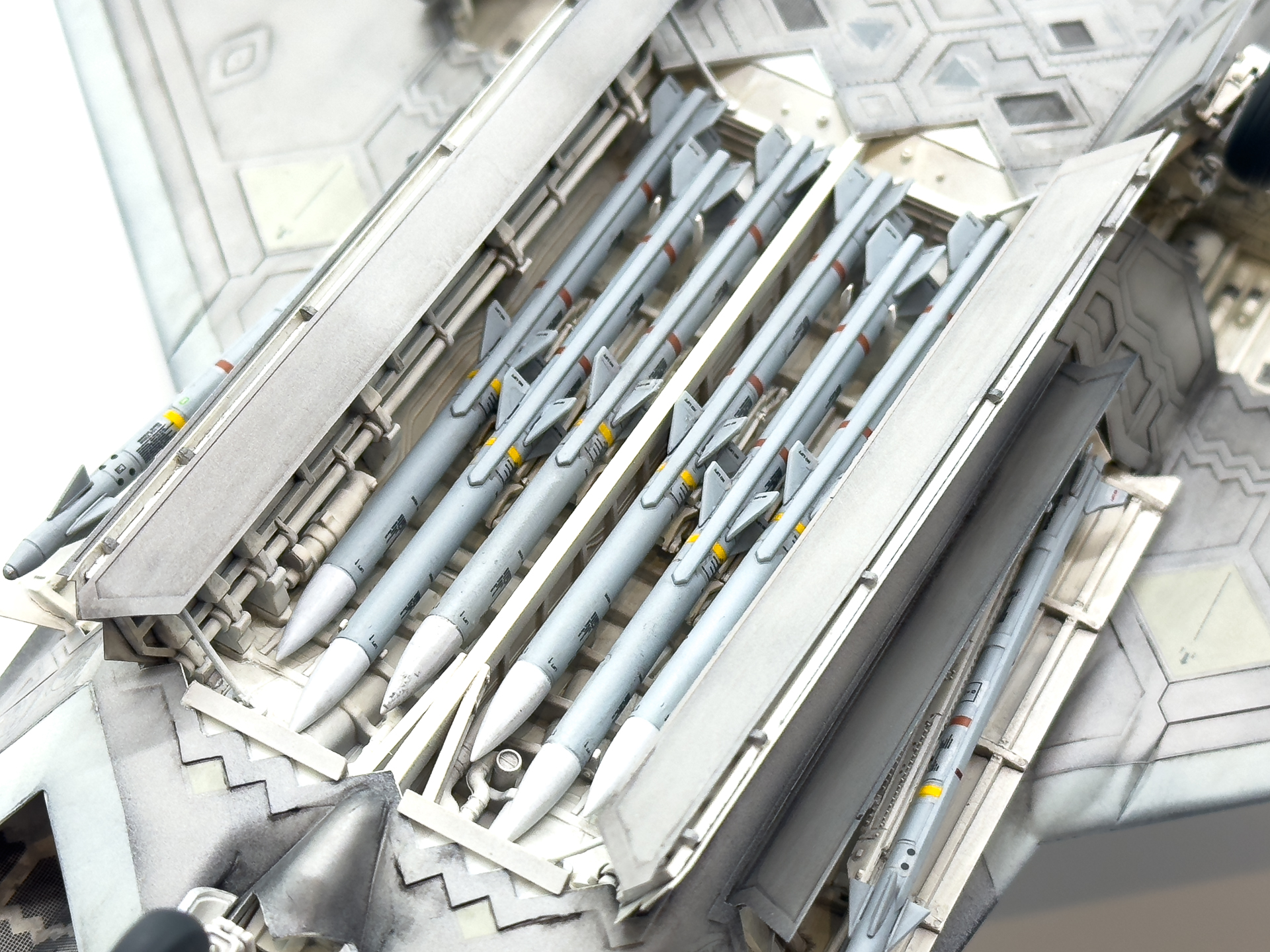 ウェポンベイのアップ。密集したミサイルがアクセントカラーになっています。
