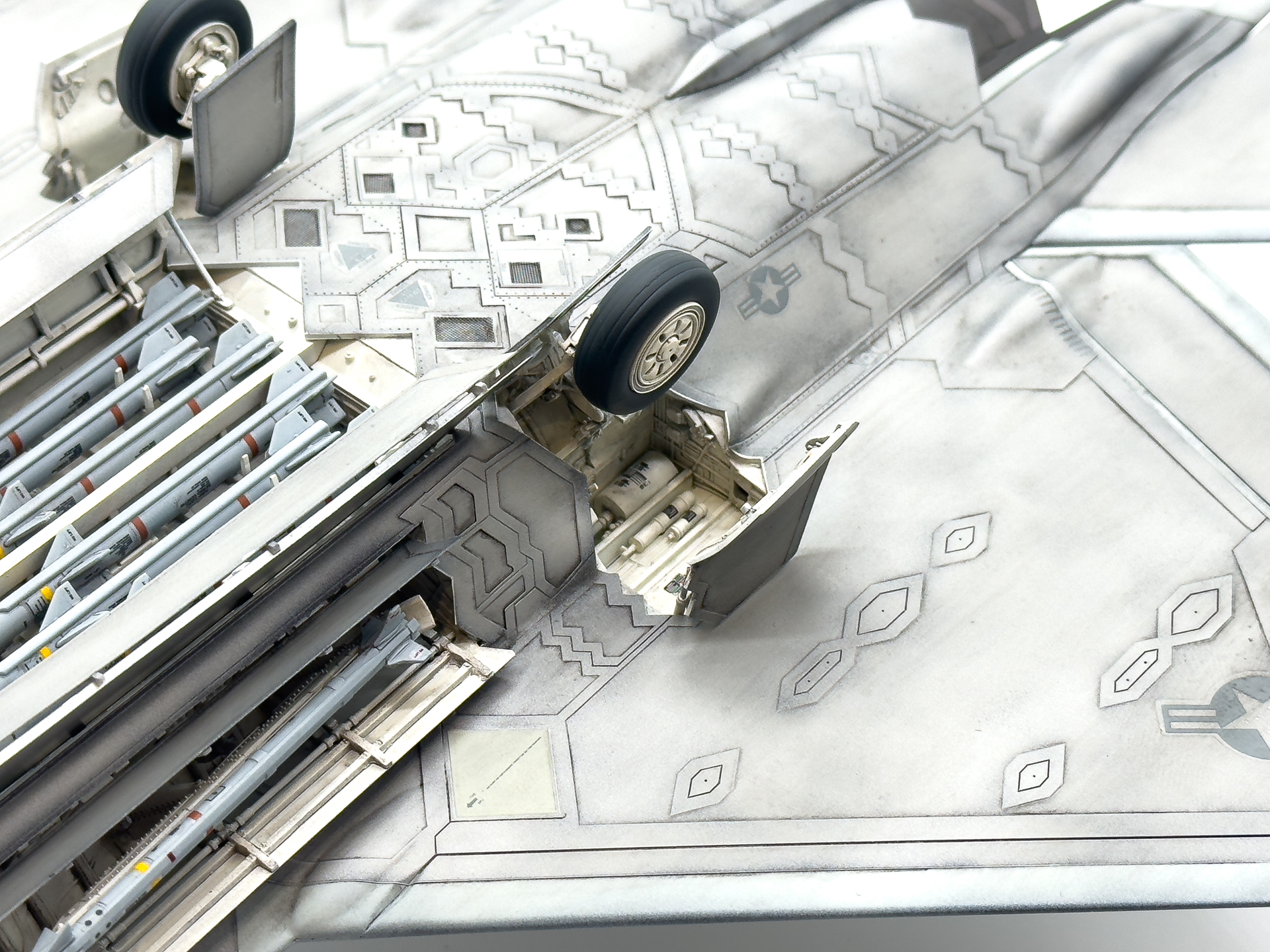 脚庫のアップ。奥までしっかりと構造がモールドされています。