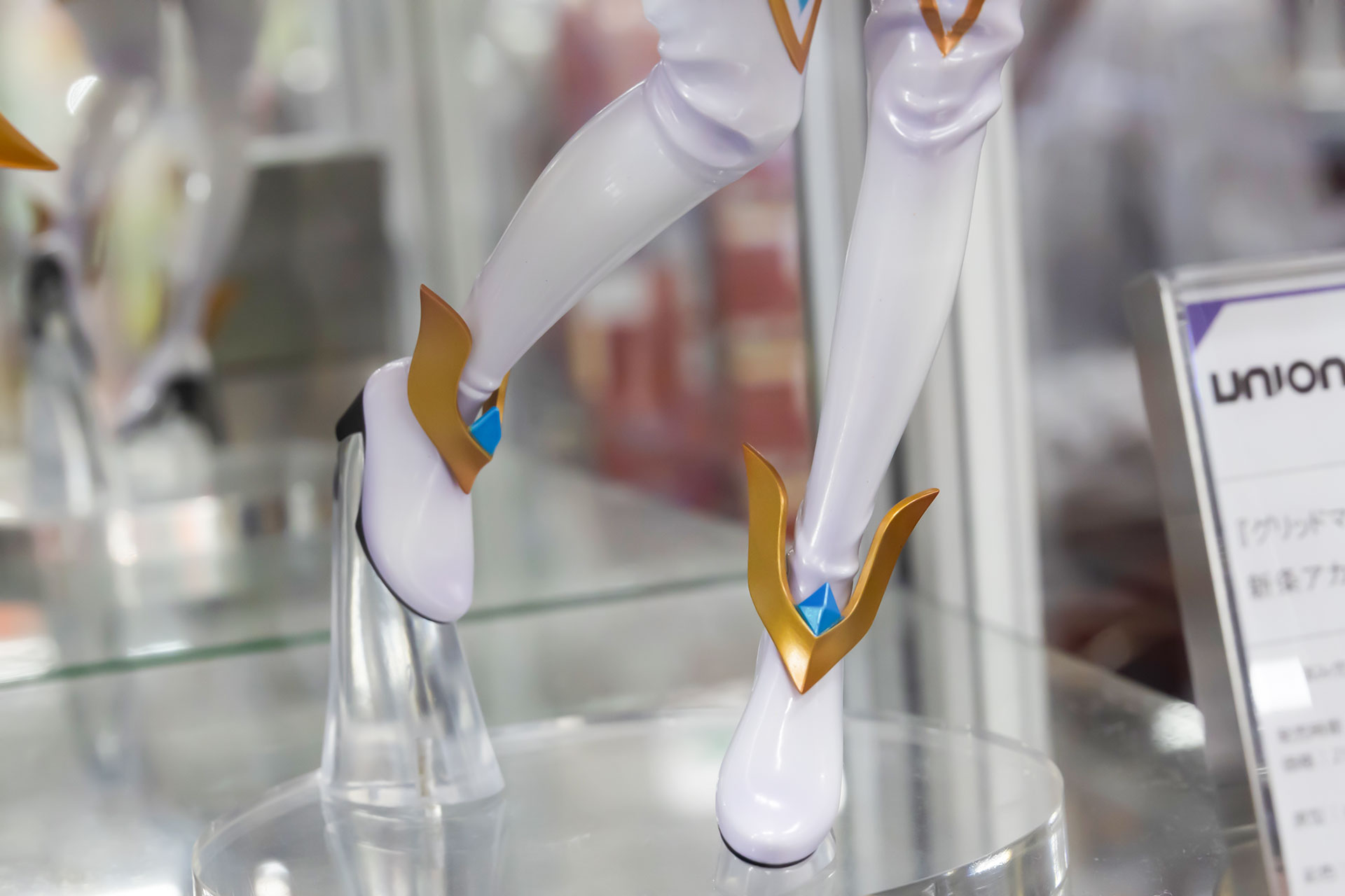 ブーツはまるでヒーローのような凝ったデザインだ