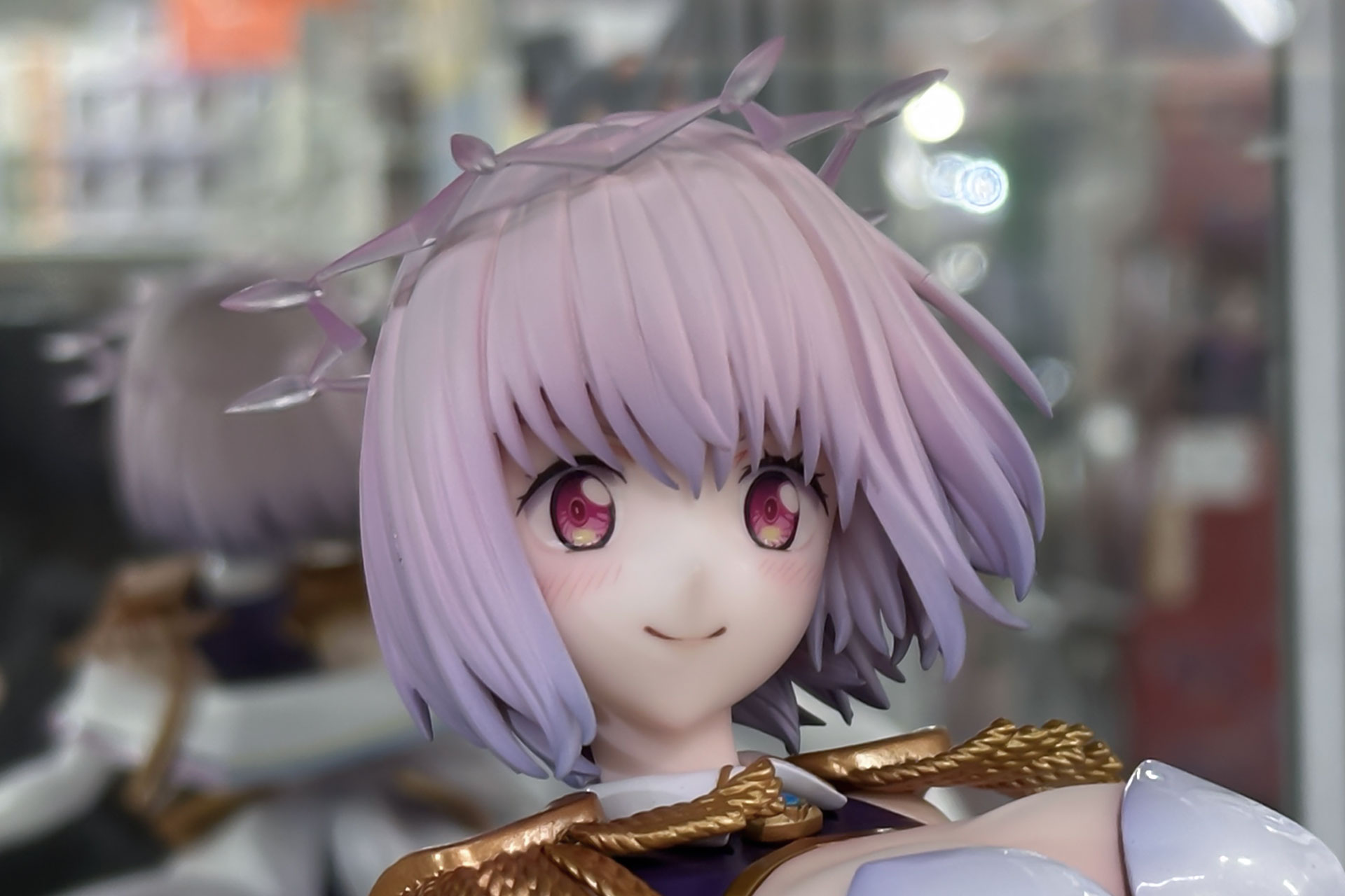 口を閉じて何かを見つめるような表情の新条アカネ