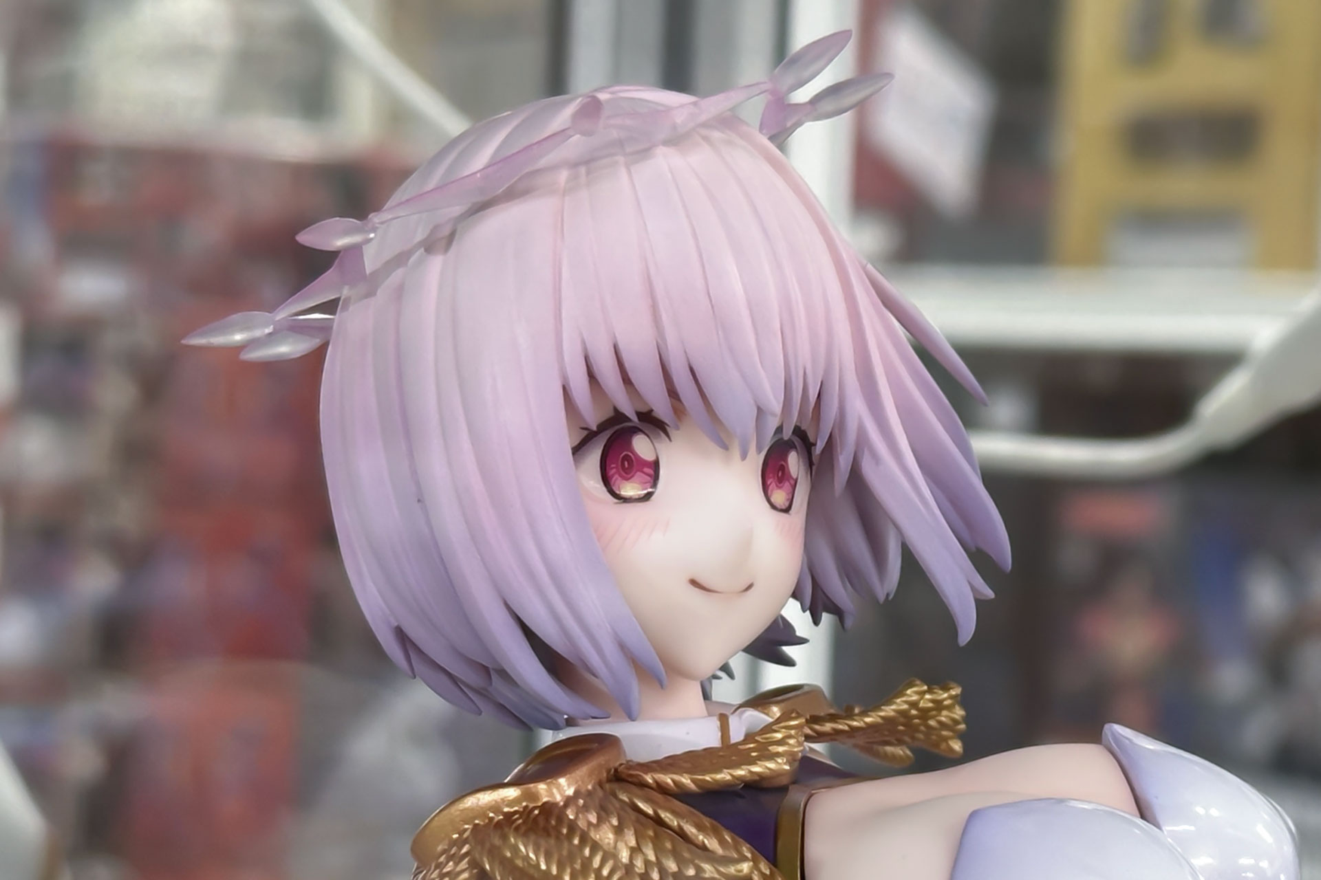 髪は風でなびくように揺れている