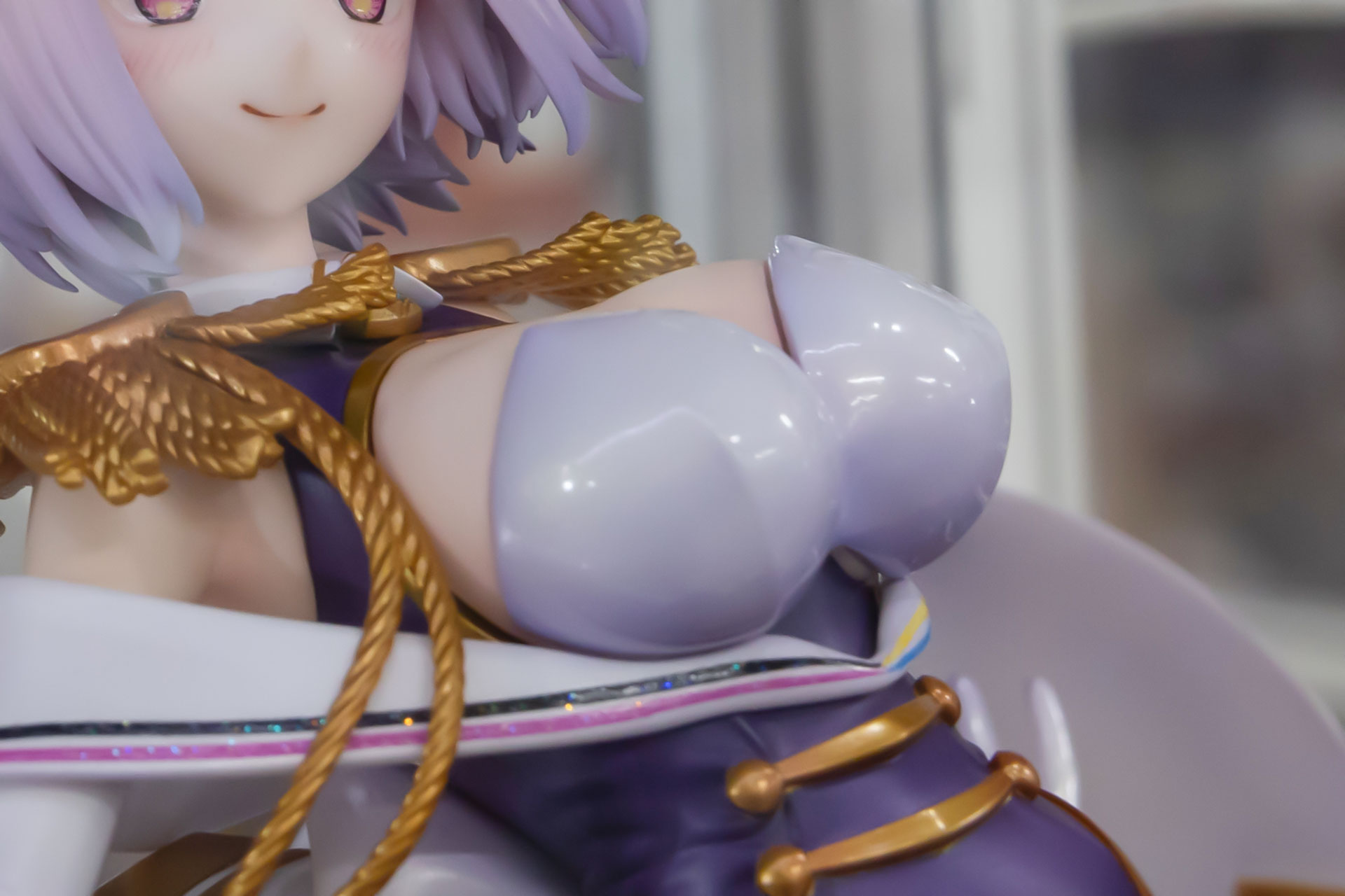 大きなバストをアピールしているかのようだ